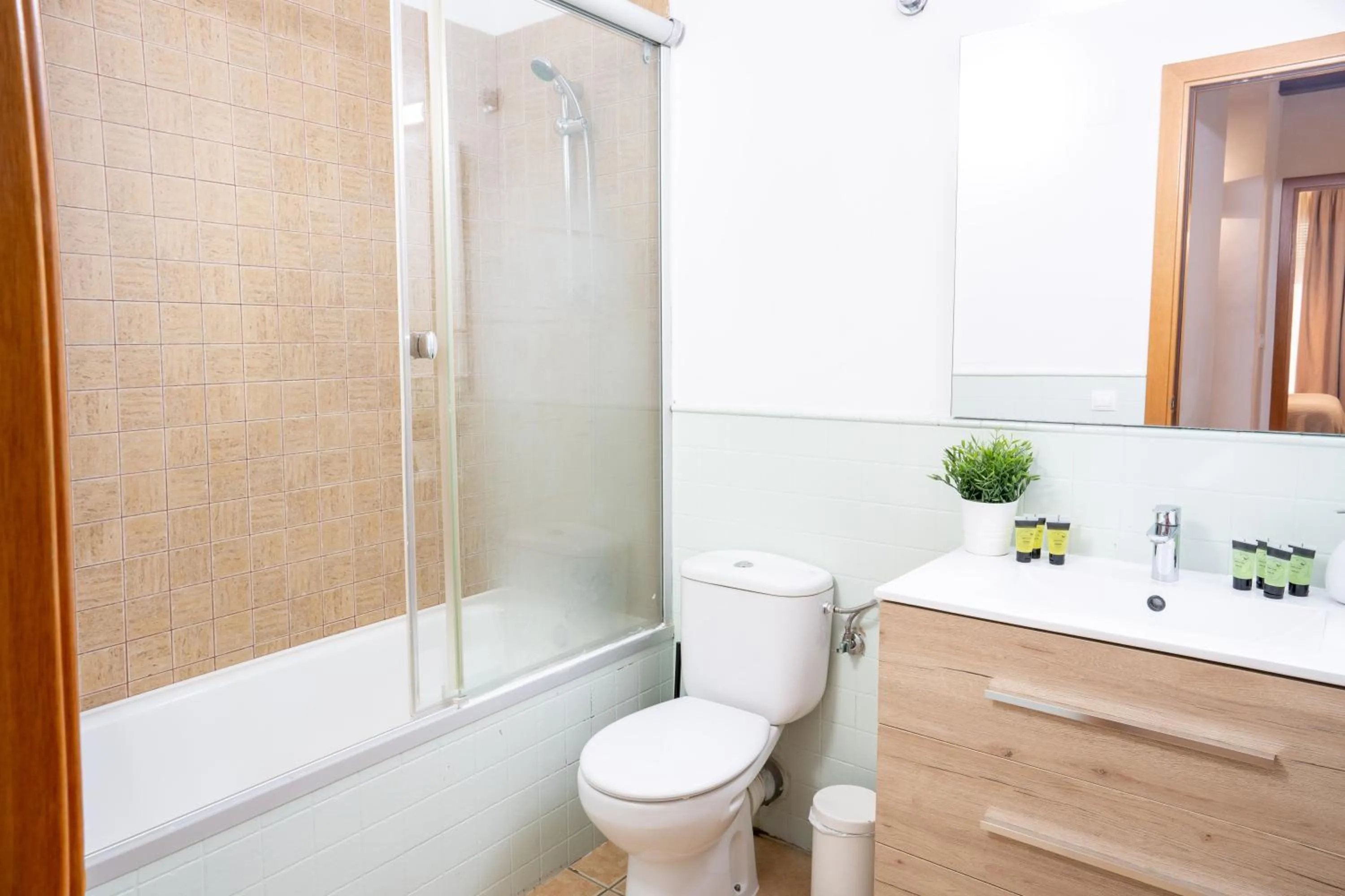 Shower in Feelathome Center Apartments