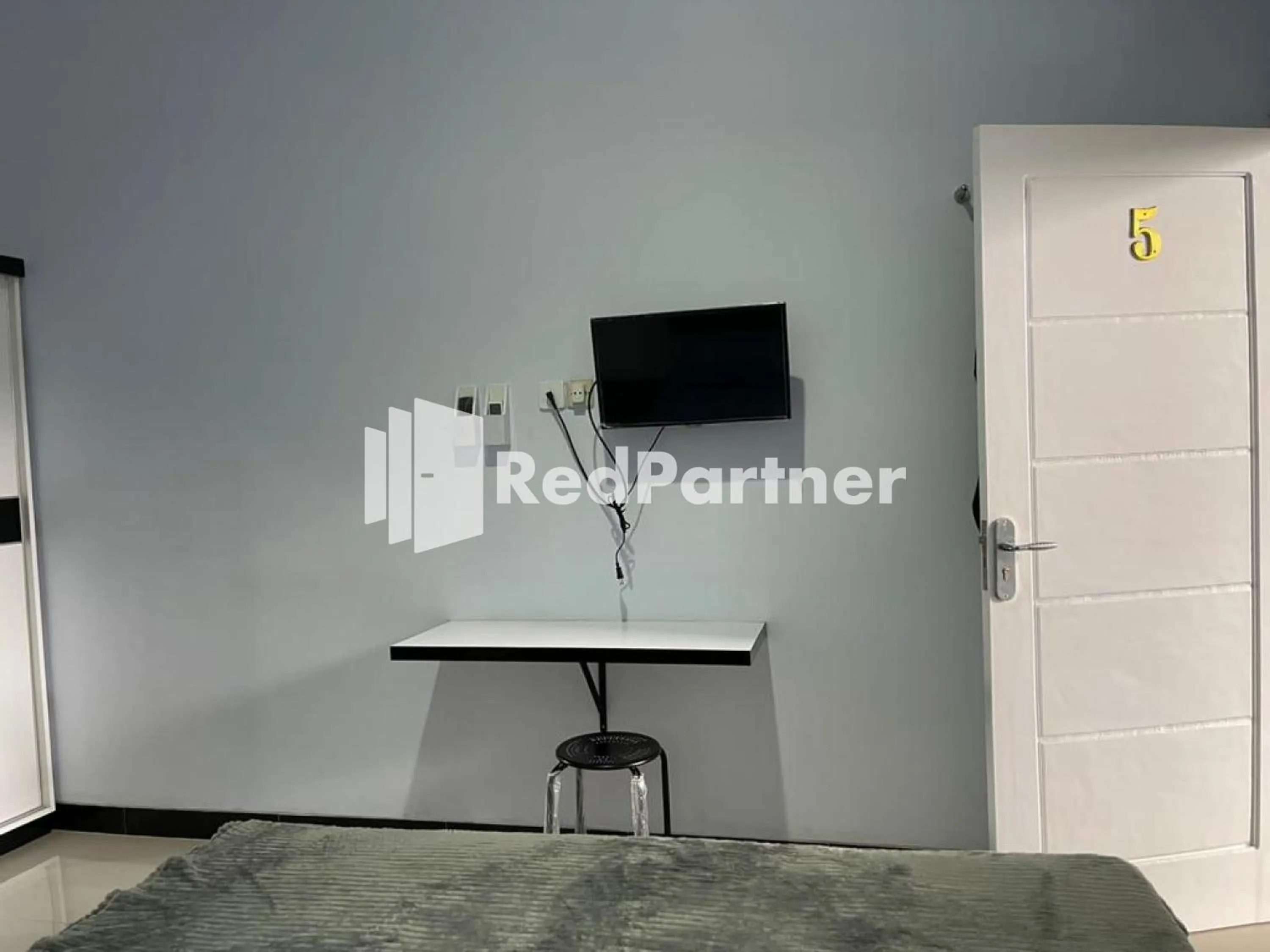 TV and multimedia in N3 Syariah near Stasiun Tegal Mitra RedDoorz