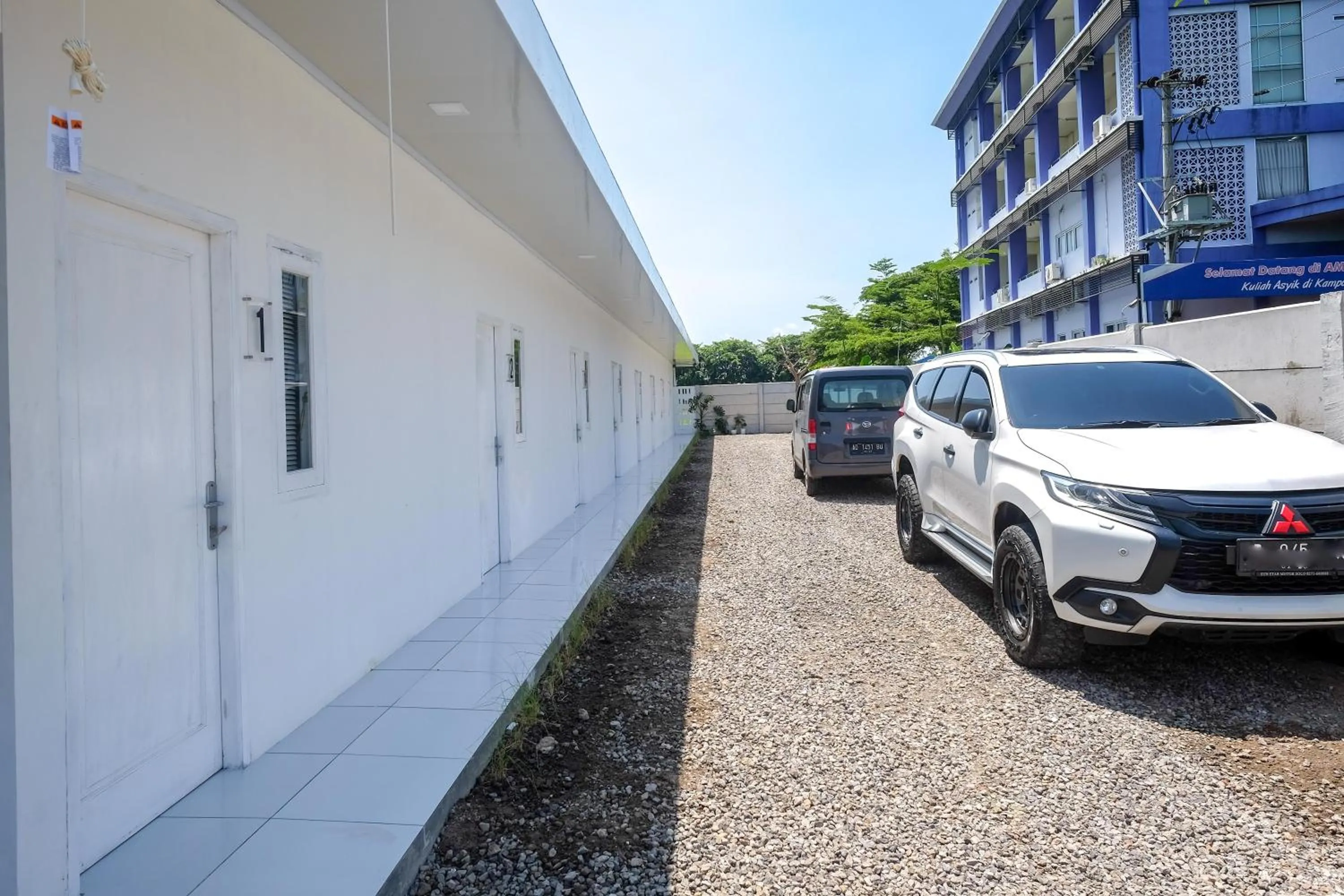 Parking in RedDoorz near Tugu Kartasura