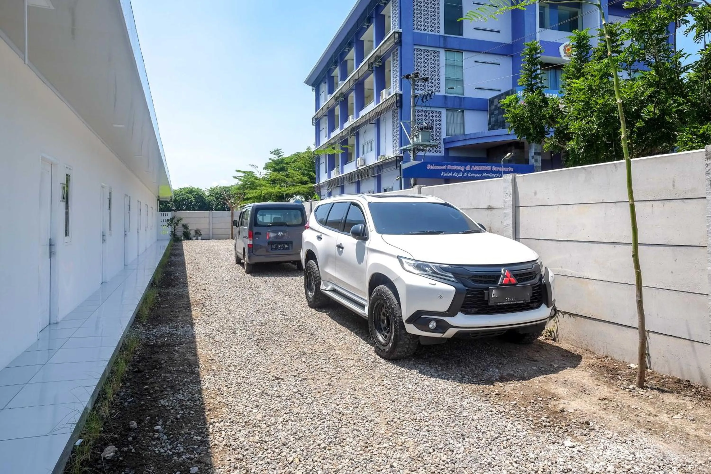 Parking in RedDoorz near Tugu Kartasura