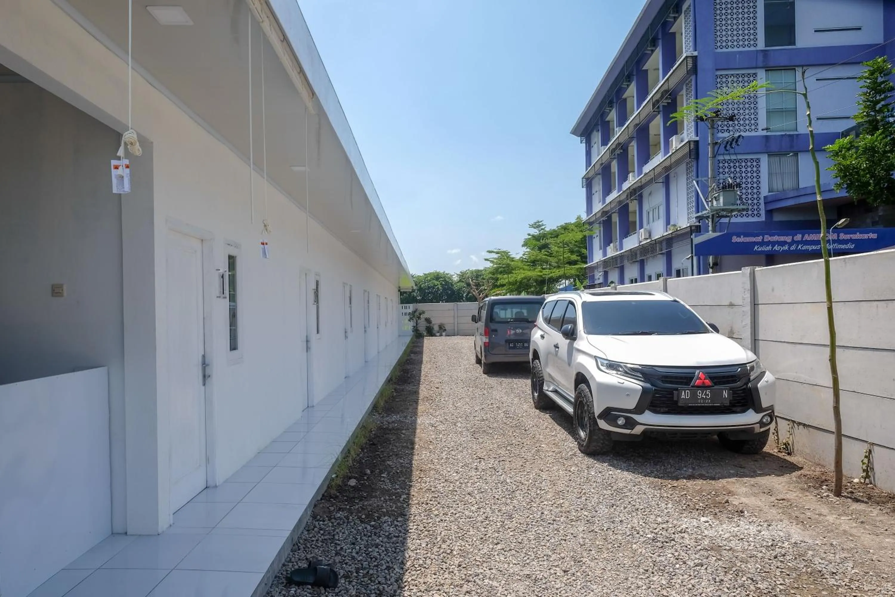 Parking in RedDoorz near Tugu Kartasura