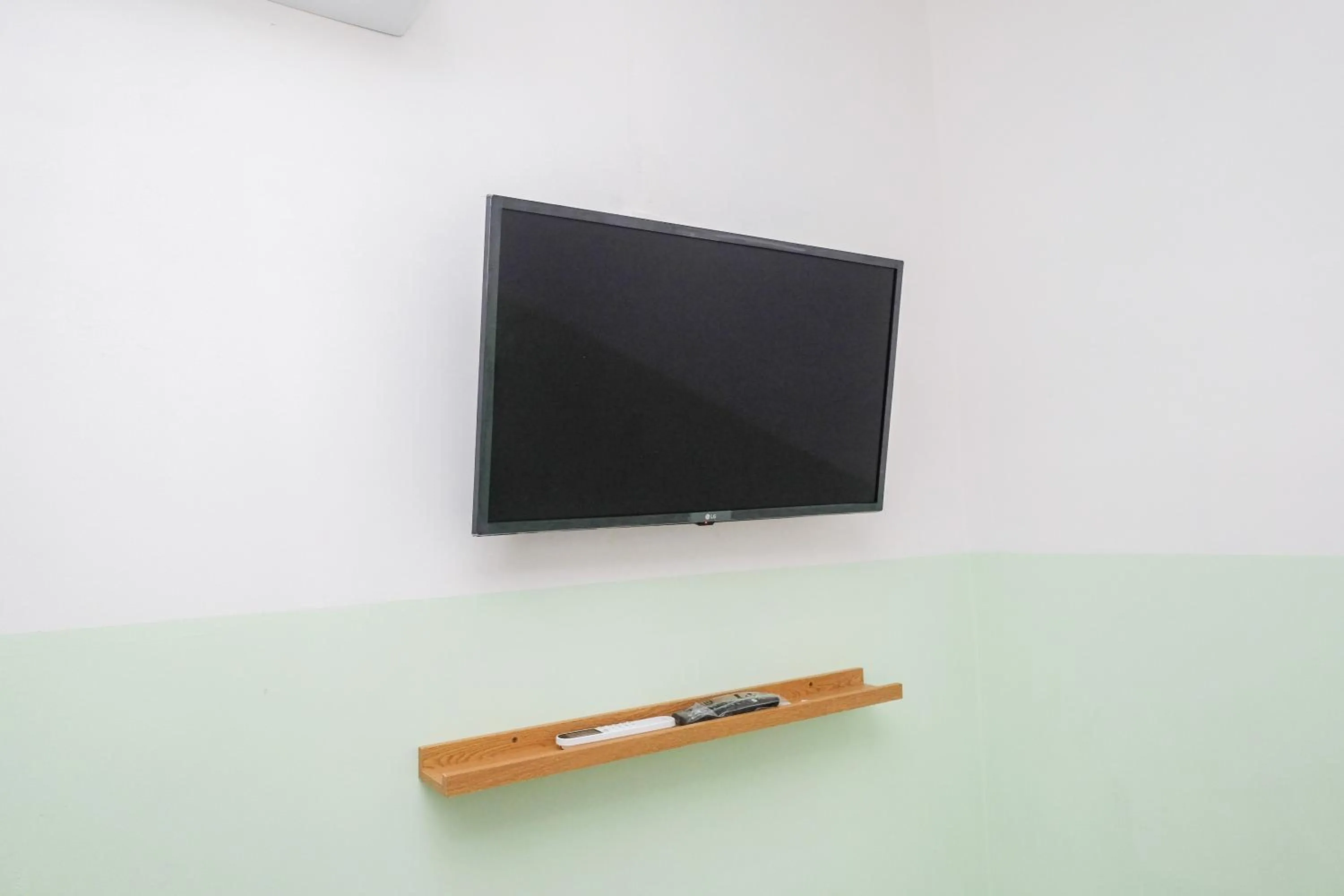 TV and multimedia in RedDoorz near Tugu Kartasura