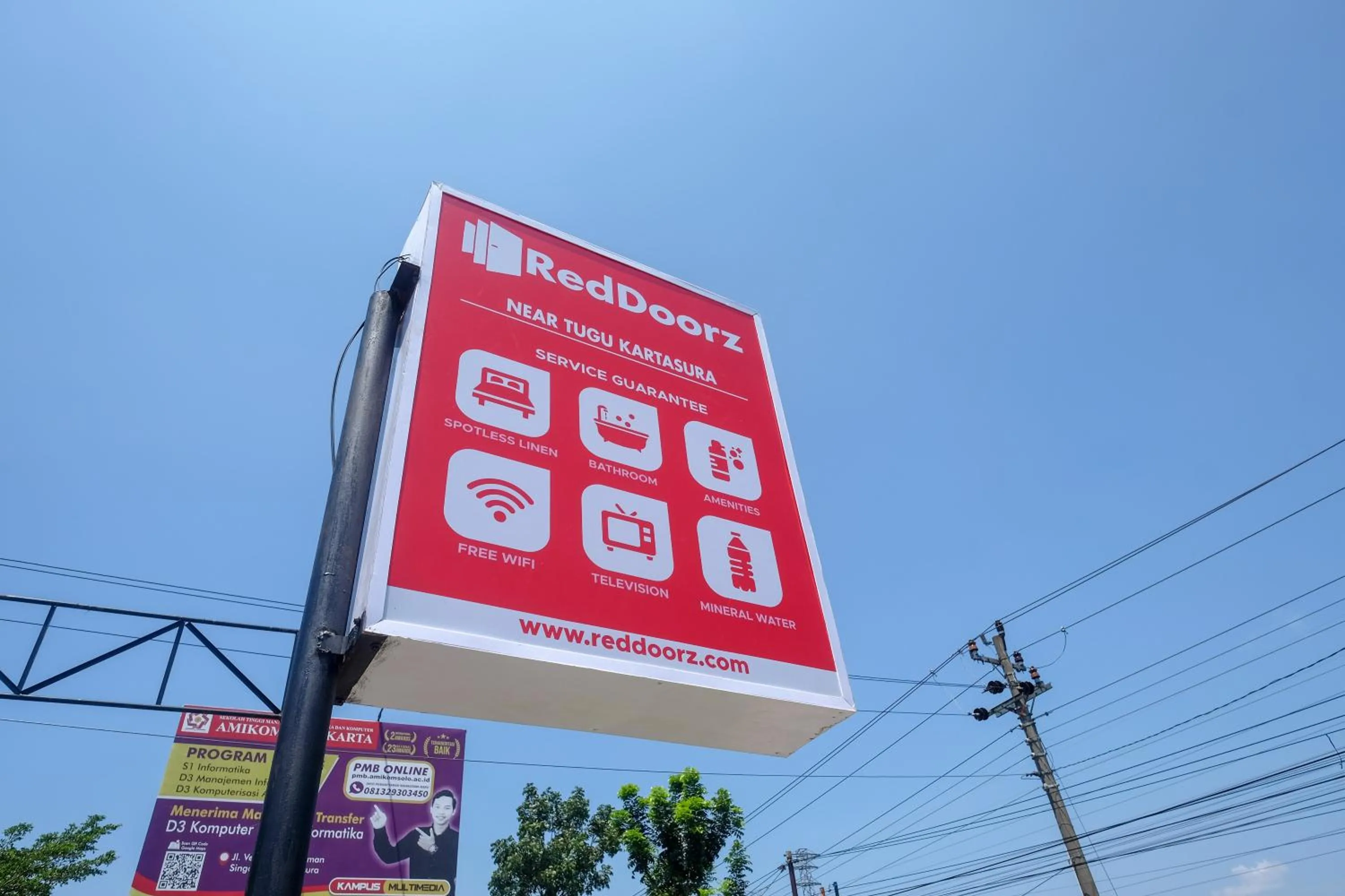 Property logo or sign in RedDoorz near Tugu Kartasura