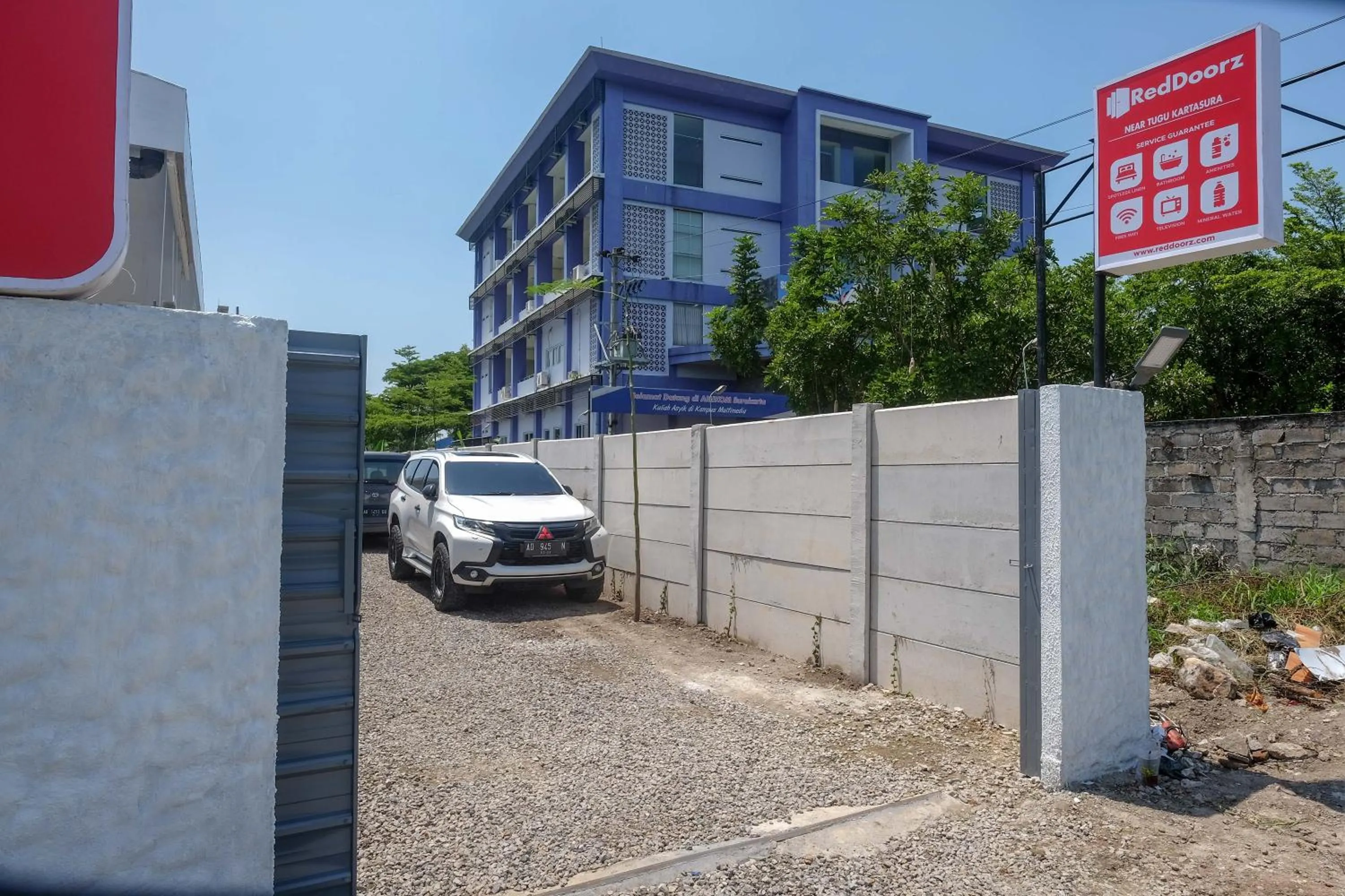 Property building in RedDoorz near Tugu Kartasura