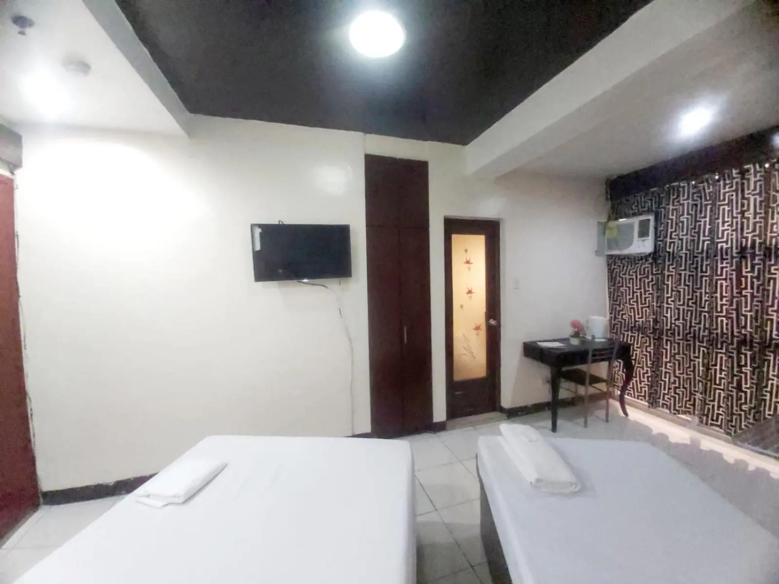 Bedroom, Bed in Cosmo Hotel Espana Near Ust