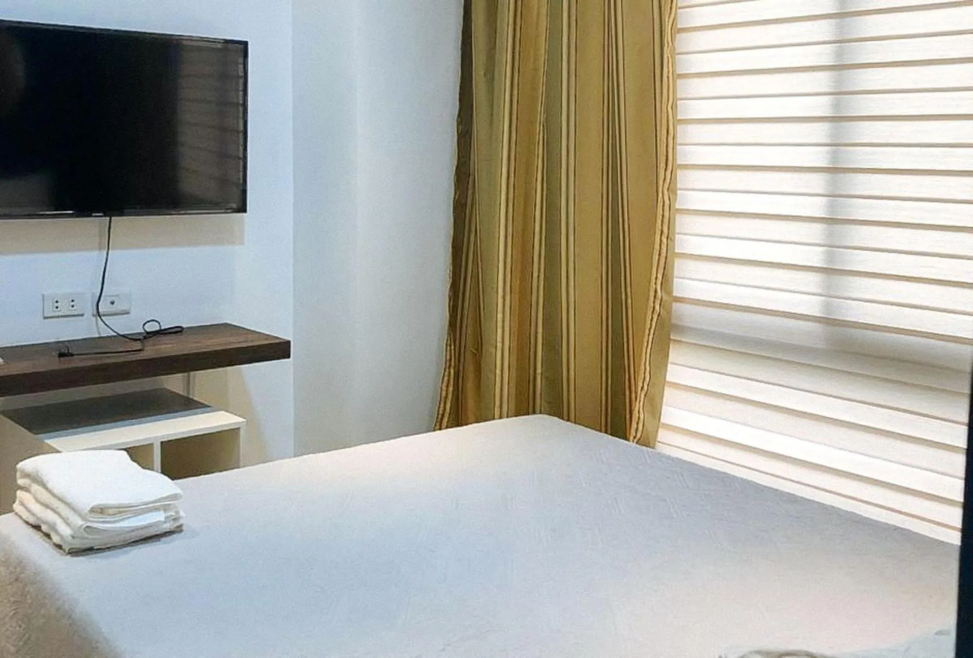 TV and multimedia, Bed in RedDoorz @ Occazia Hotel Pampanga