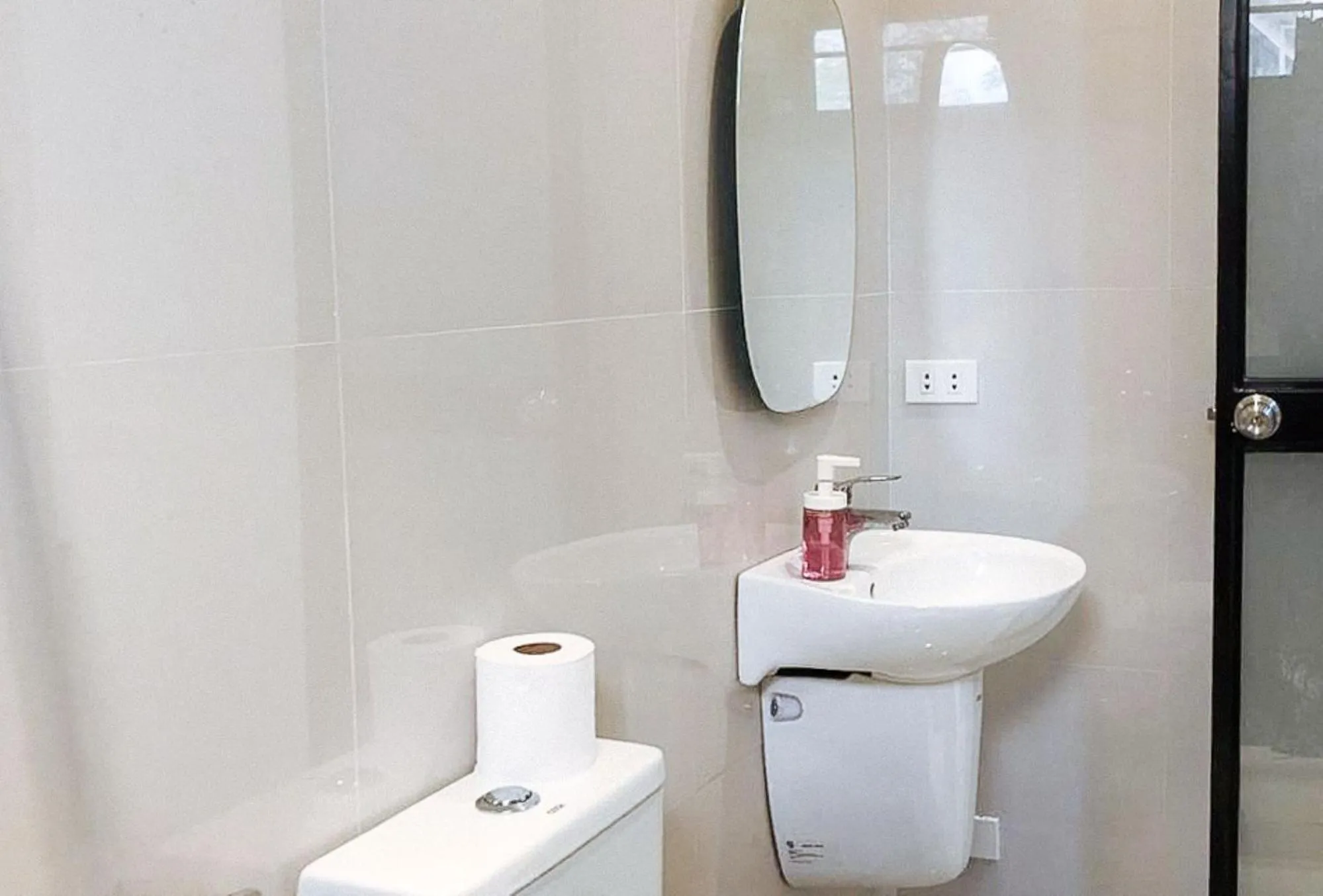 Toilet in RedDoorz @ Occazia Hotel Pampanga