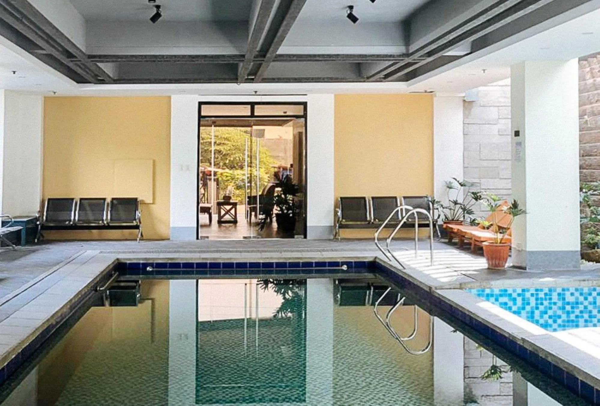 Seating area in RedDoorz @ Occazia Hotel Pampanga