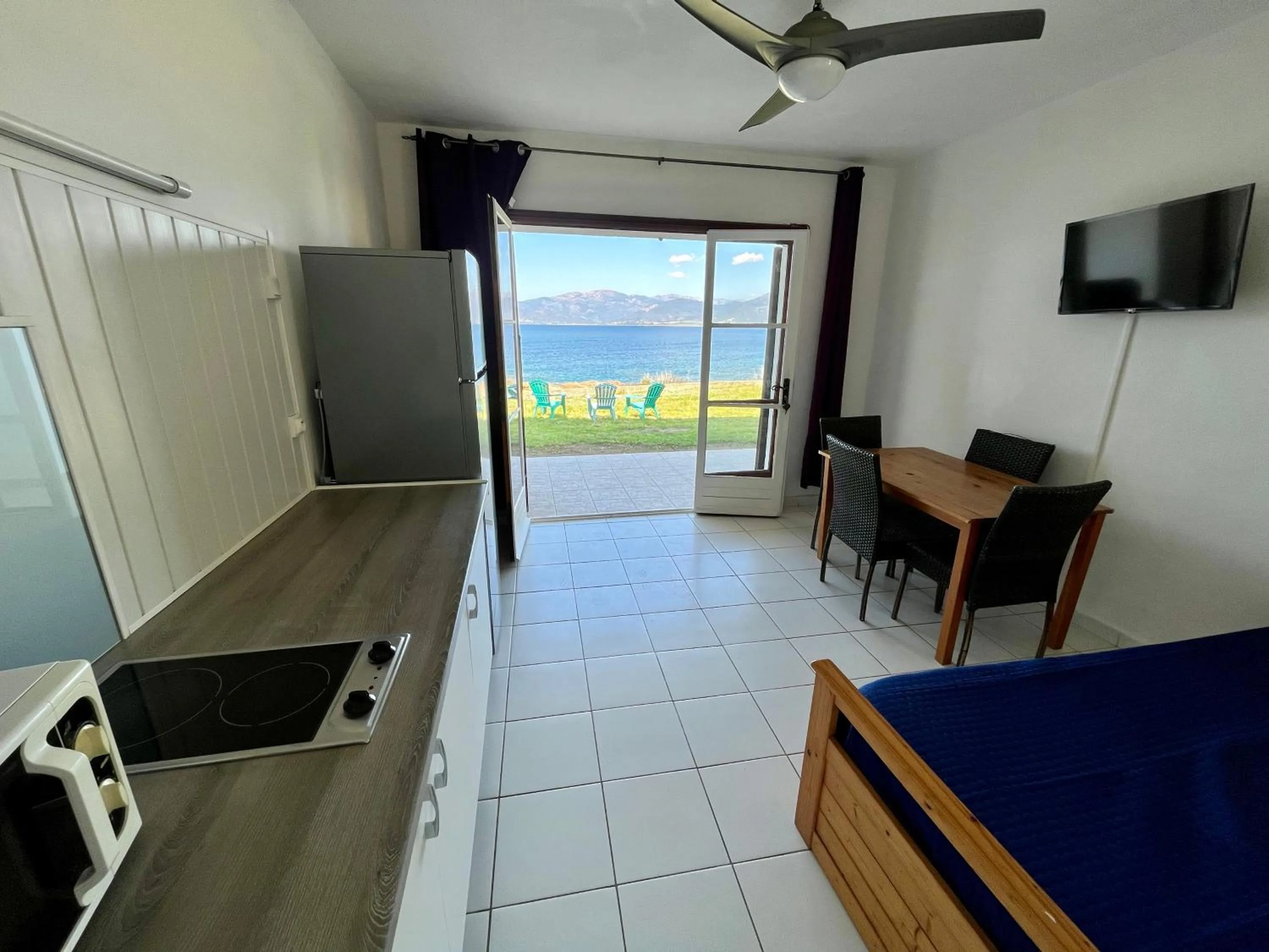 Communal lounge/ TV room in Résidence Punta paliagi