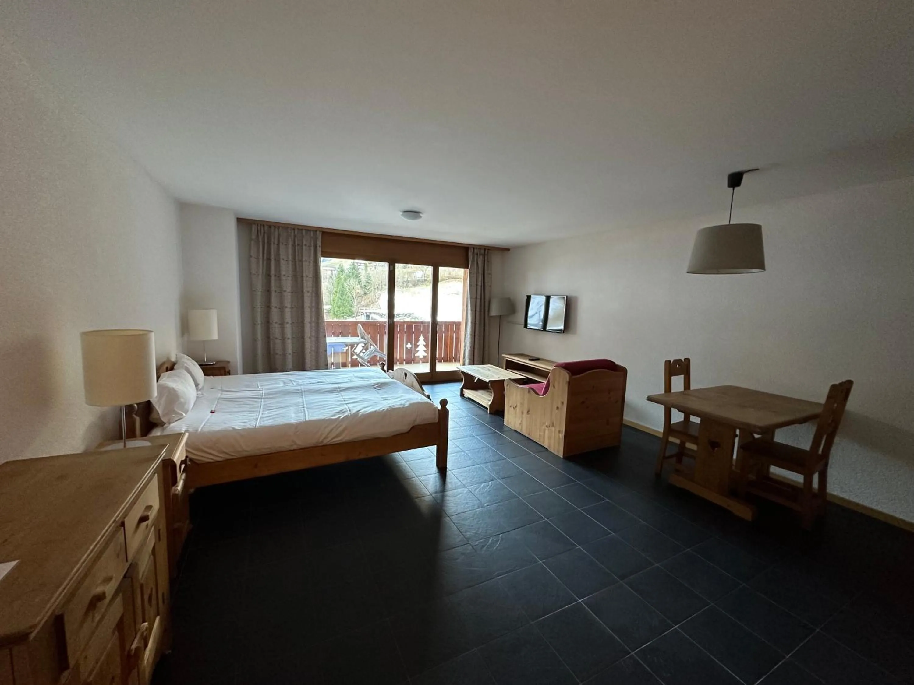 Photo of the whole room, Bed in Mountain River Appart
