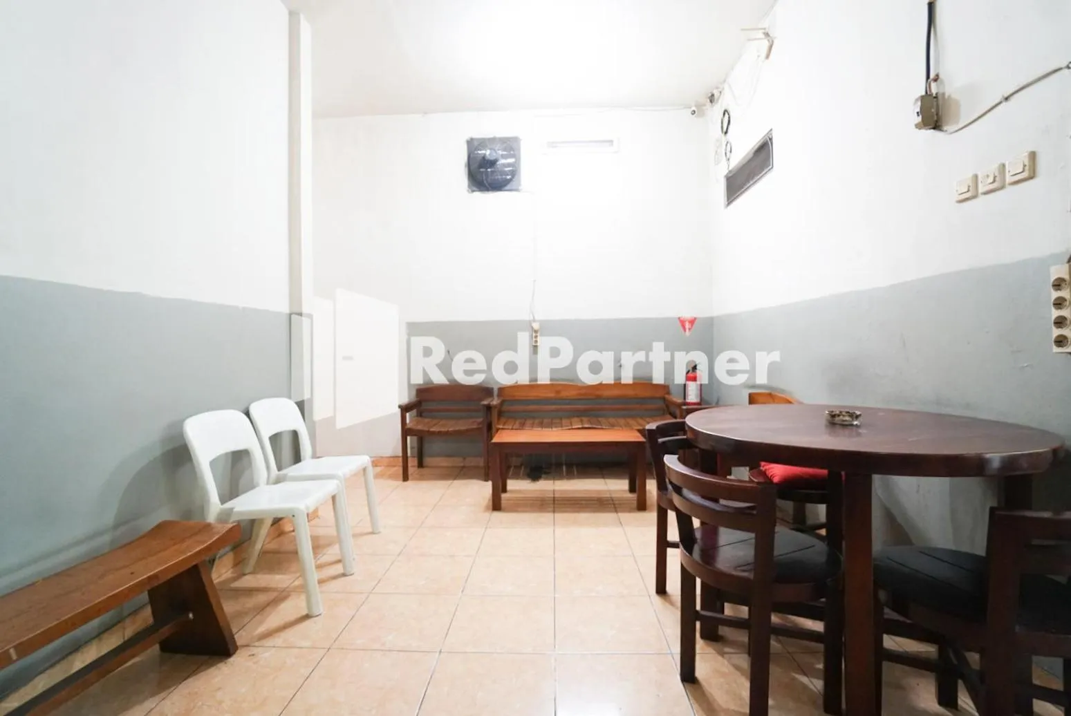 Seating area in Bright Residence near ITC Mangga Dua Mitra RedDoorz