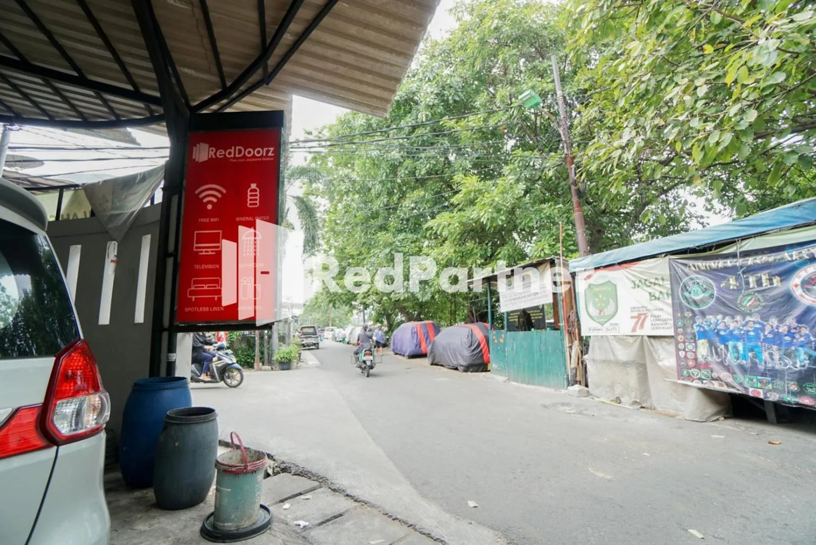 Parking in Bright Residence near ITC Mangga Dua Mitra RedDoorz