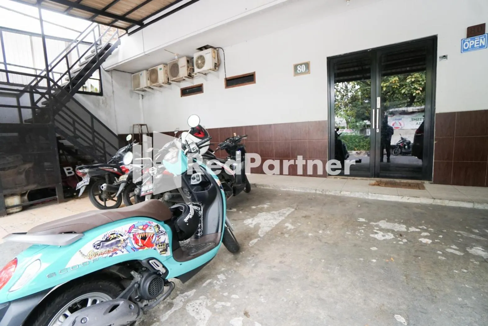 Parking in Bright Residence near ITC Mangga Dua Mitra RedDoorz