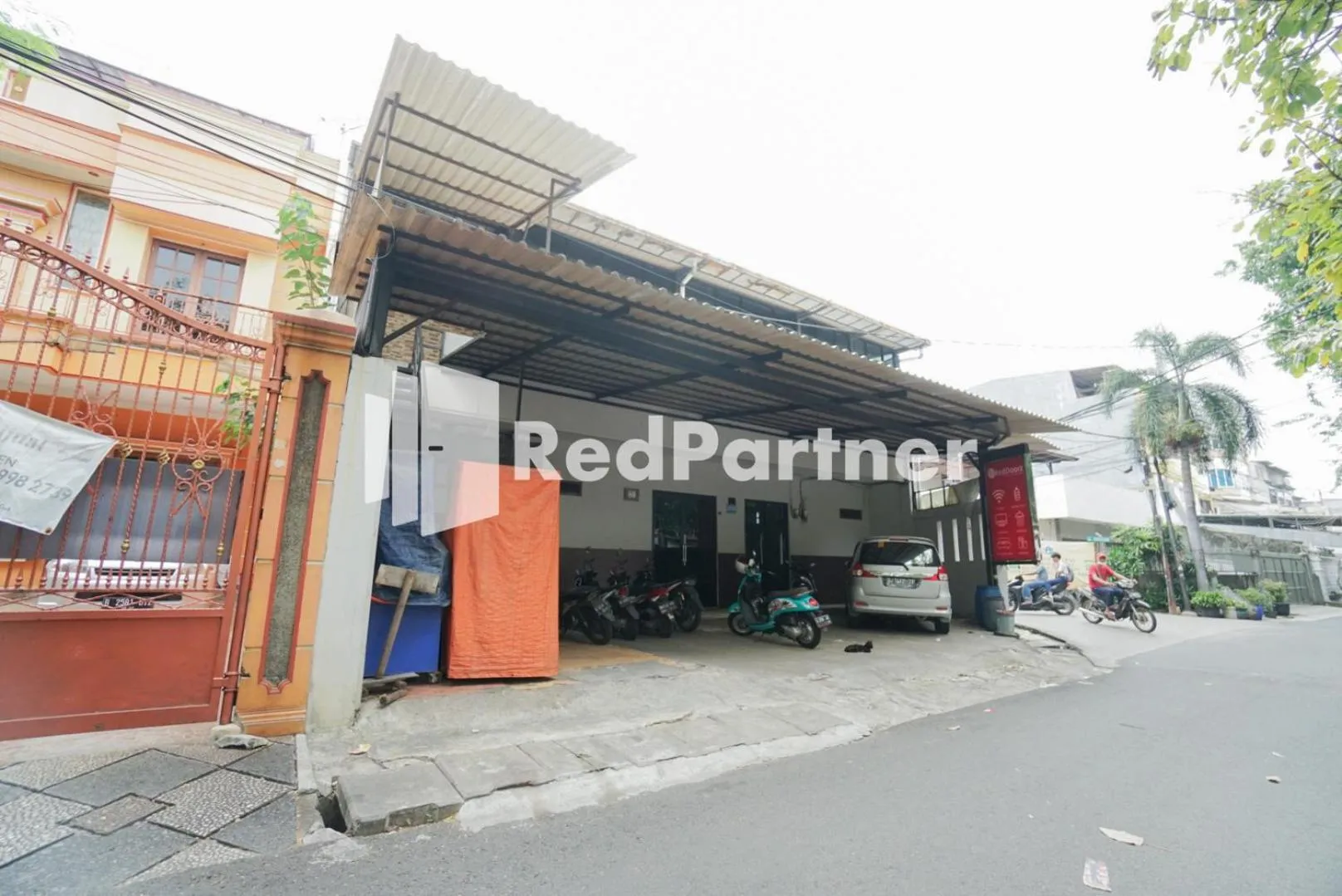 Parking in Bright Residence near ITC Mangga Dua Mitra RedDoorz