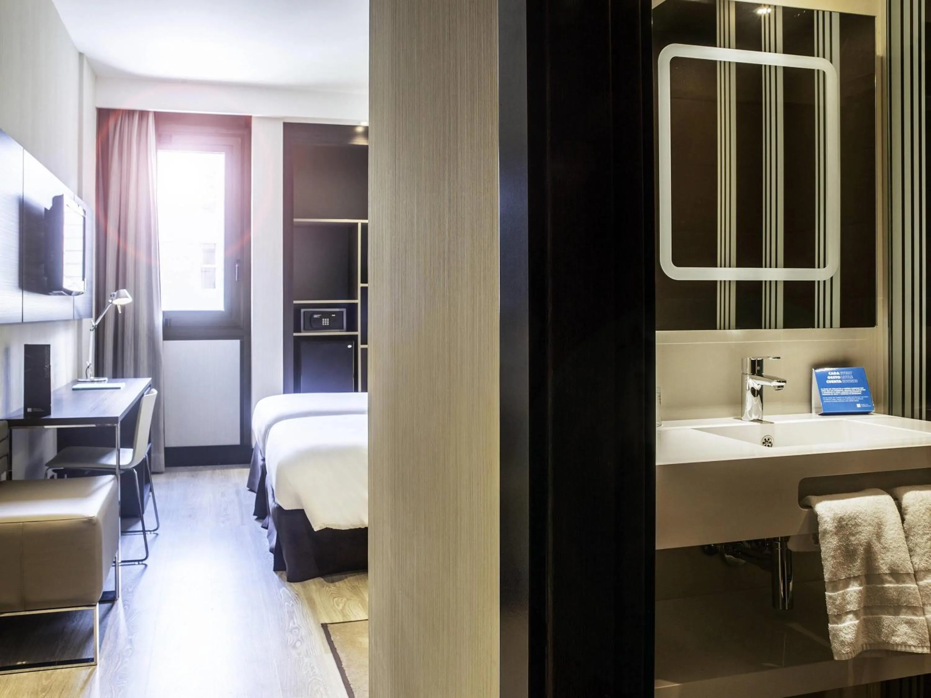 Bedroom, Bed in Novotel Madrid City Las Ventas