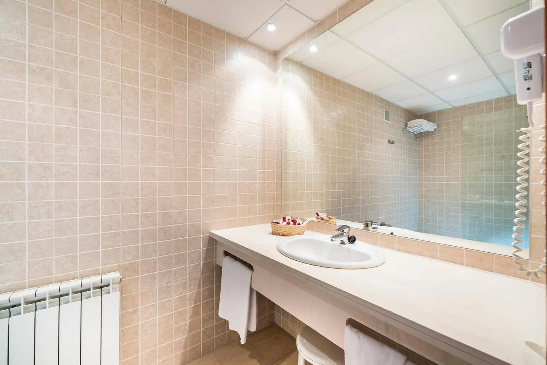 Bathroom in Guitart La Molina Aparthotel & Spa Bathroom in Guitart La Molina Aparthotel & Spa