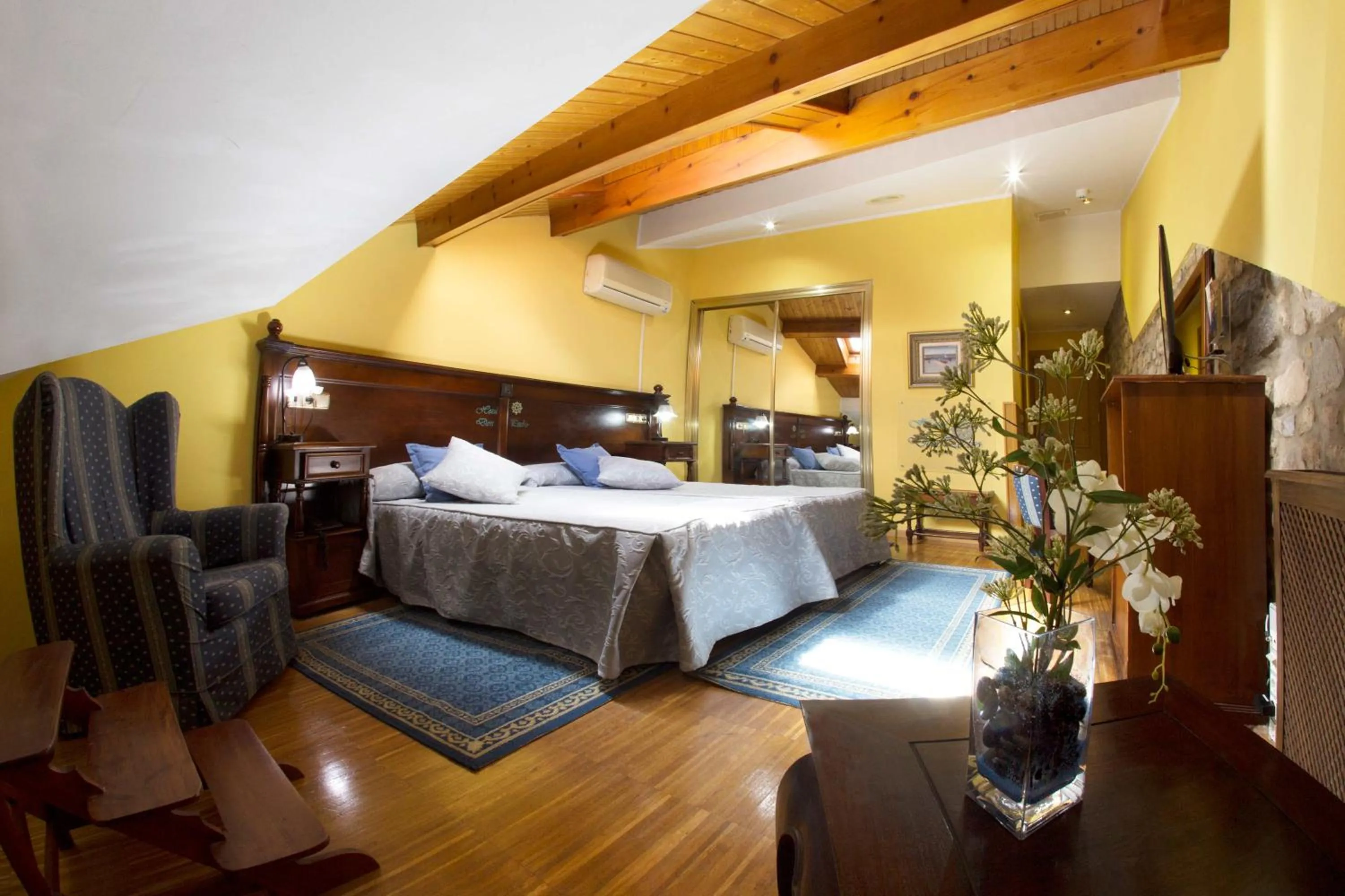 Photo of the whole room, Bed in Don Pedro