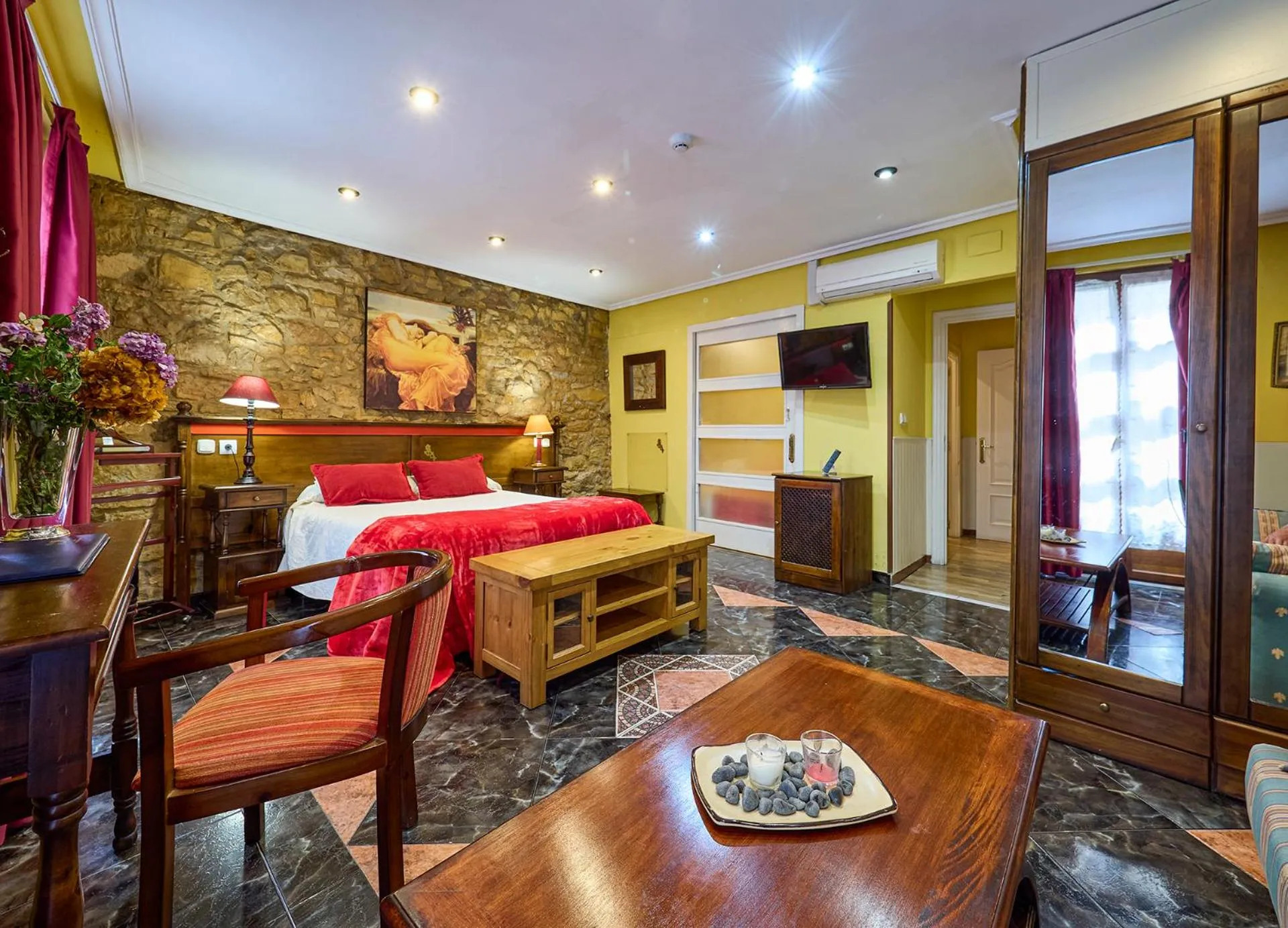 Photo of the whole room, Bed in Don Pedro