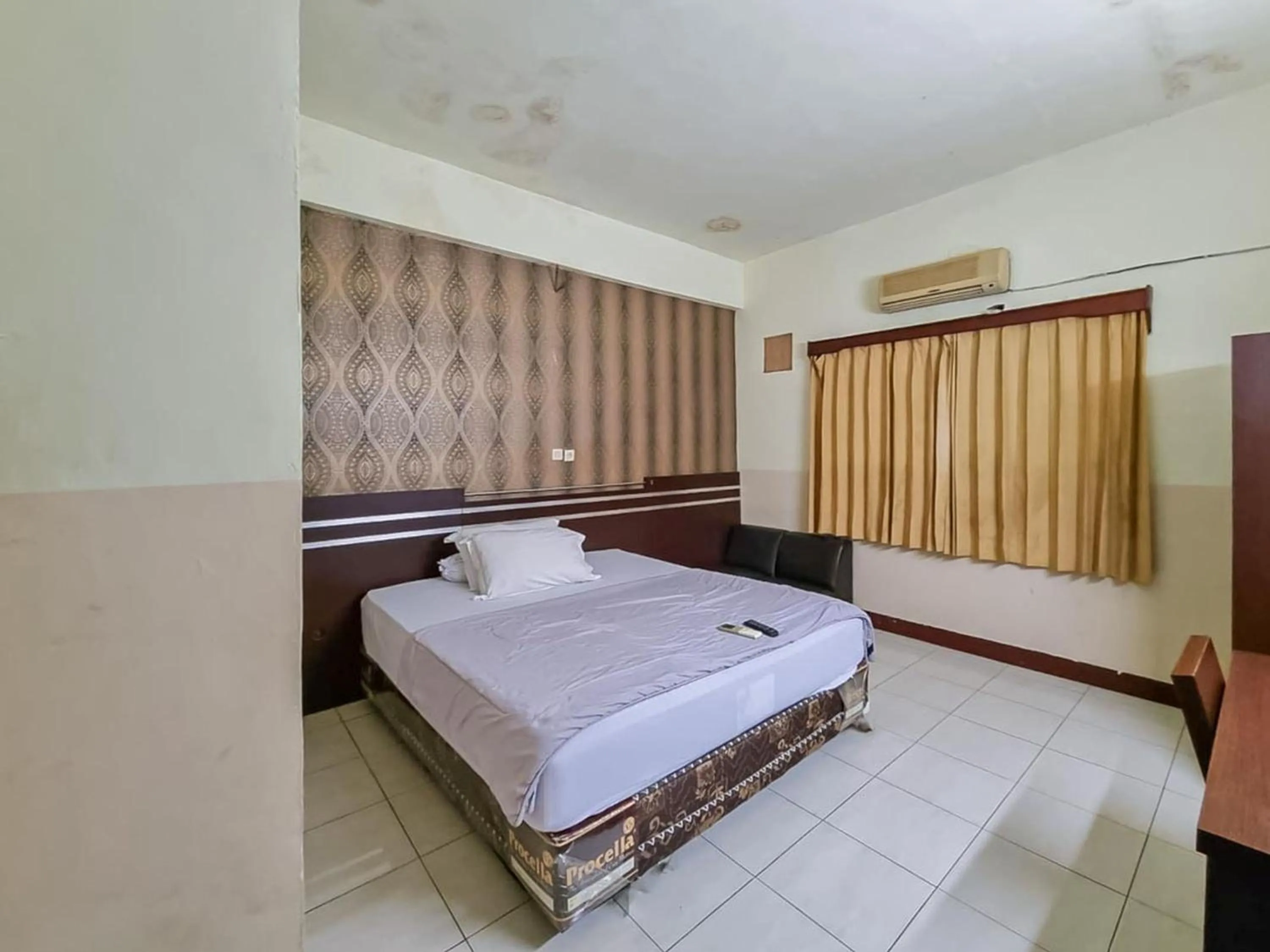 Bedroom, Bed in Hotel Halmahera Palangkaraya Mitra RedDoorz
