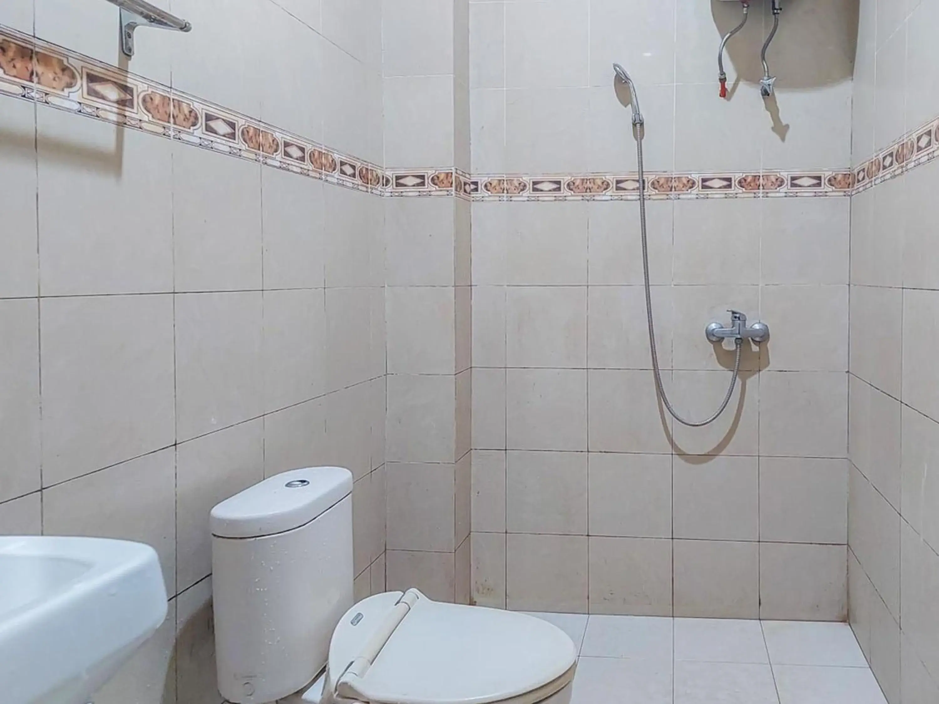 Bathroom in Hotel Halmahera Palangkaraya Mitra RedDoorz Bathroom in Hotel Halmahera Palangkaraya Mitra RedDoorz