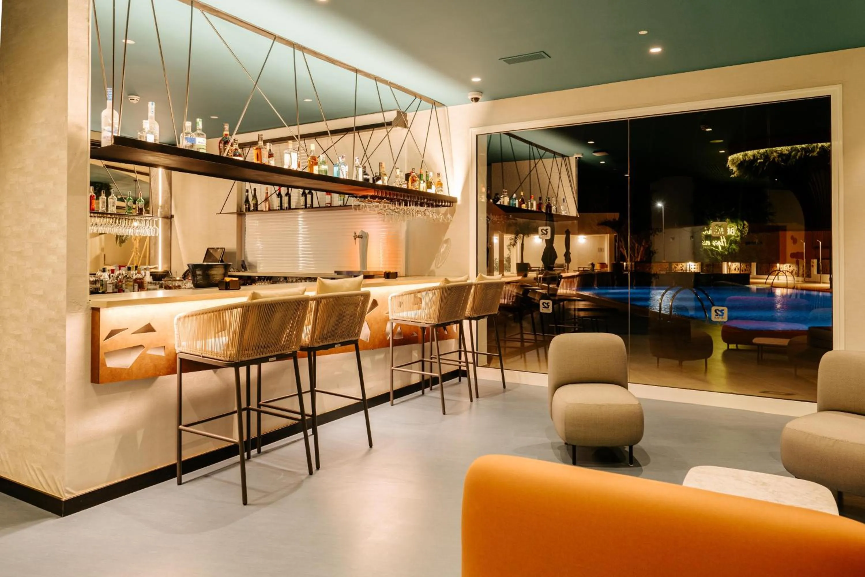 Lounge or bar in R2 HIGOS BEACH
