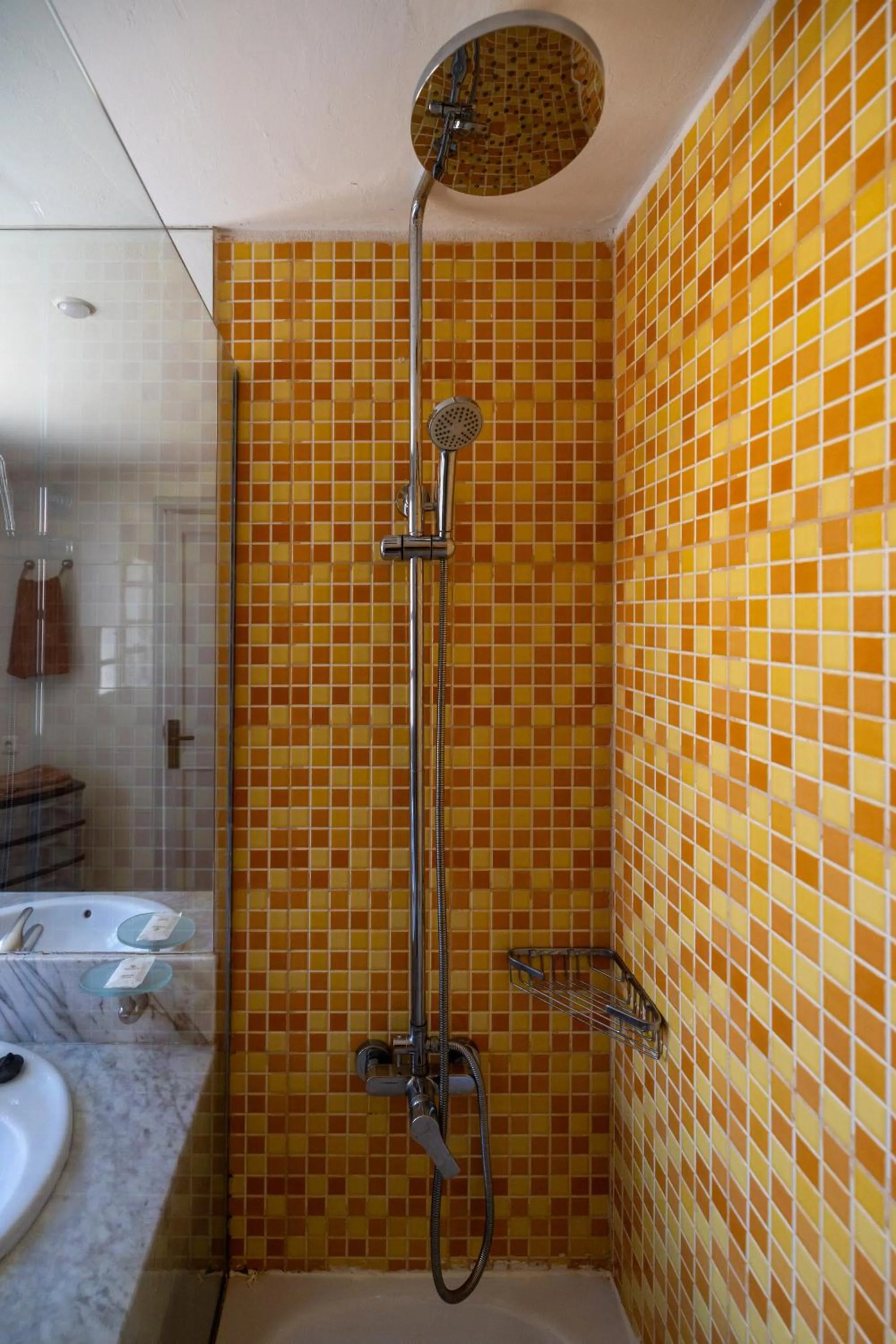 Shower in Fuentepark Apartments