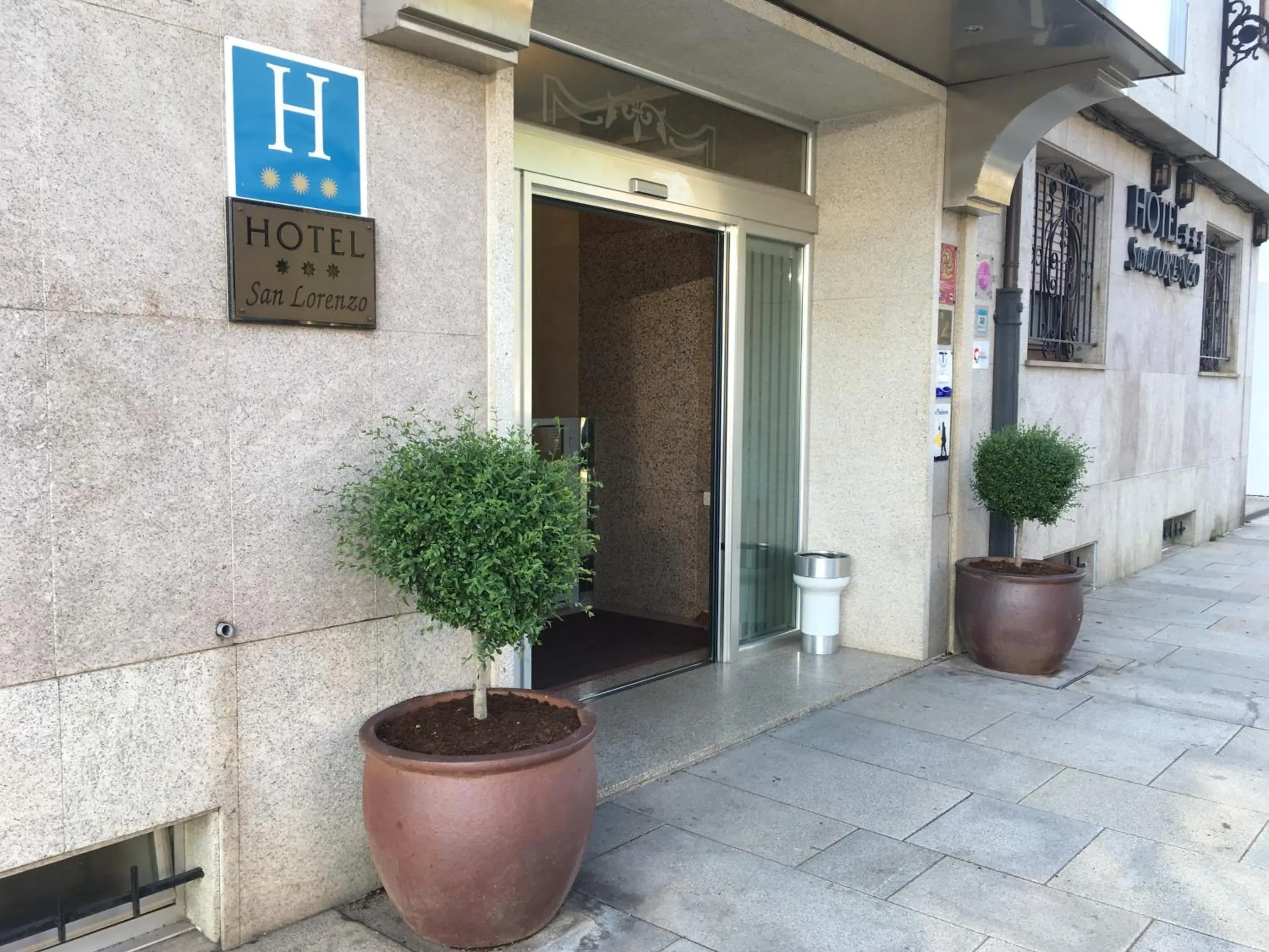 Facade/entrance in Hotel San Lorenzo Facade/entrance in Hotel San Lorenzo