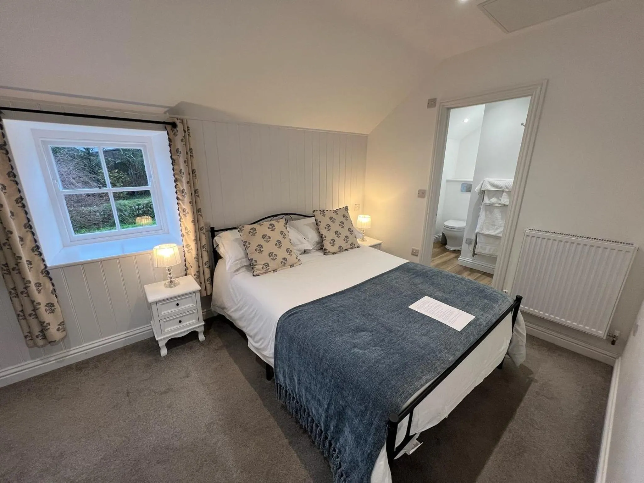 Bed in The White House at The Tinners Arms