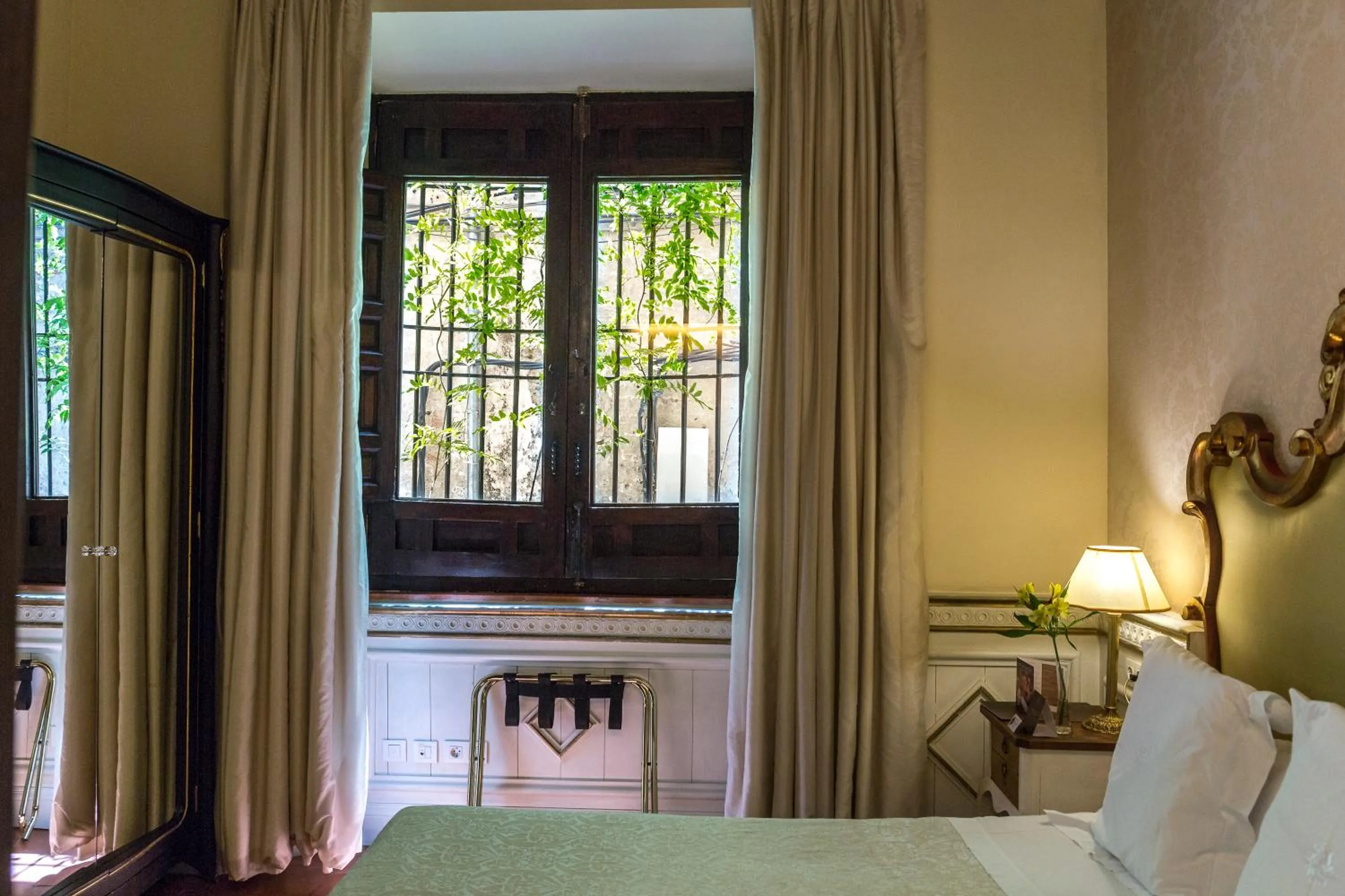 Bedroom, Bed in Hotel Casa 1800 Granada