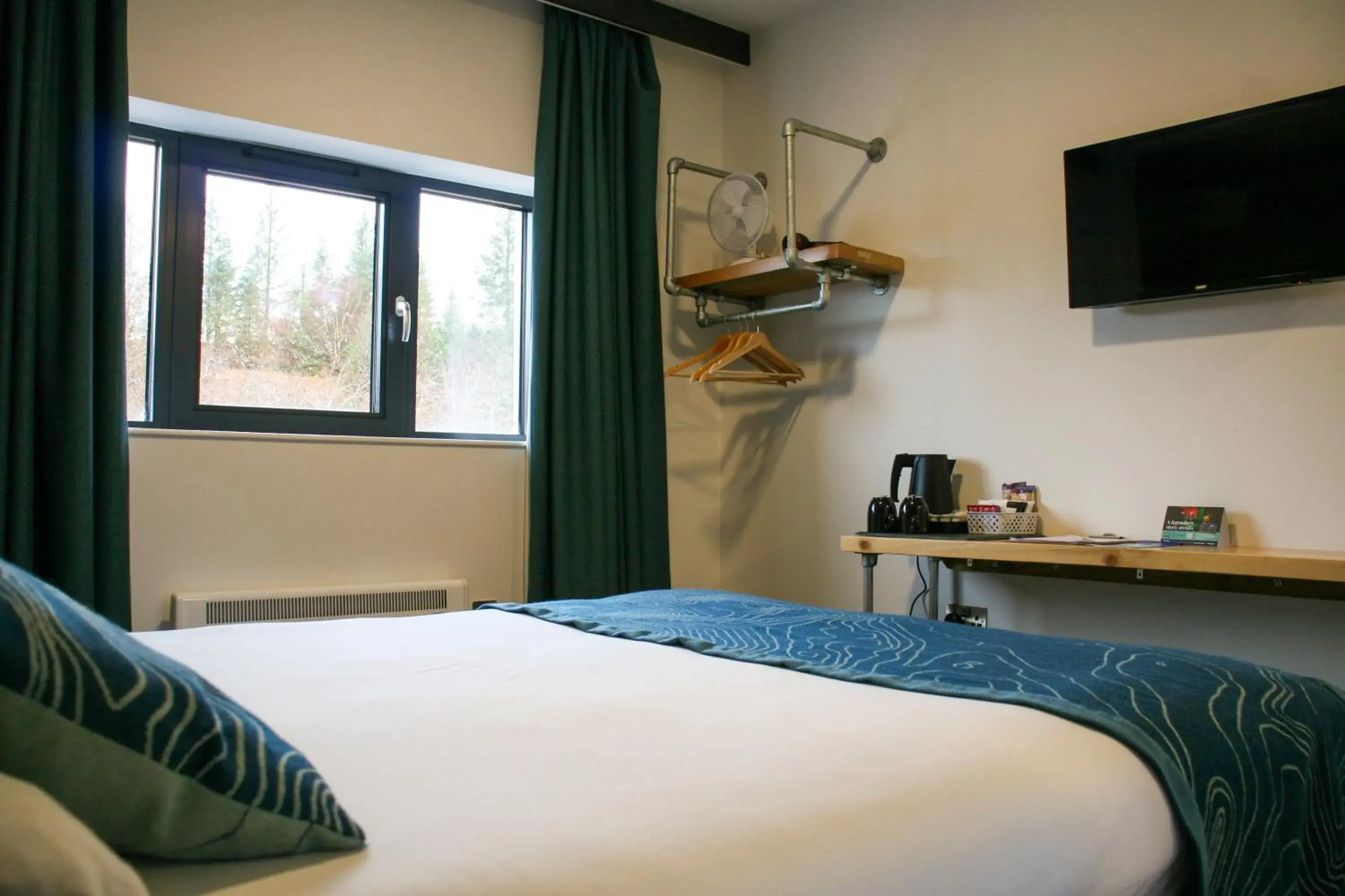 Coffee/tea facilities, Bed in The Base Camp Hotel, Nevis Range Coffee/tea facilities, Bed in The Base Camp Hotel, Nevis Range