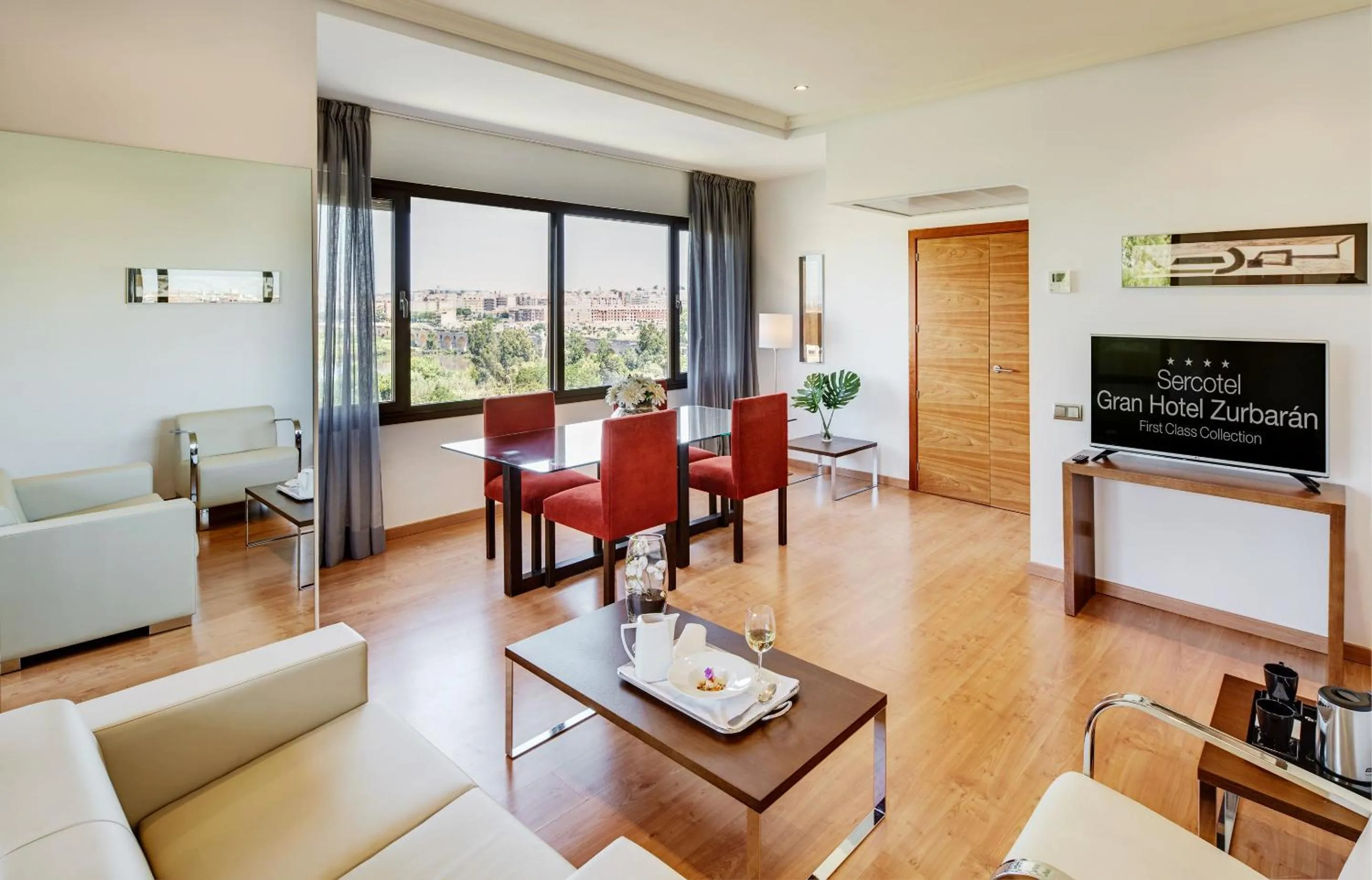 Photo of the whole room in Sercotel Gran Hotel Zurbarán