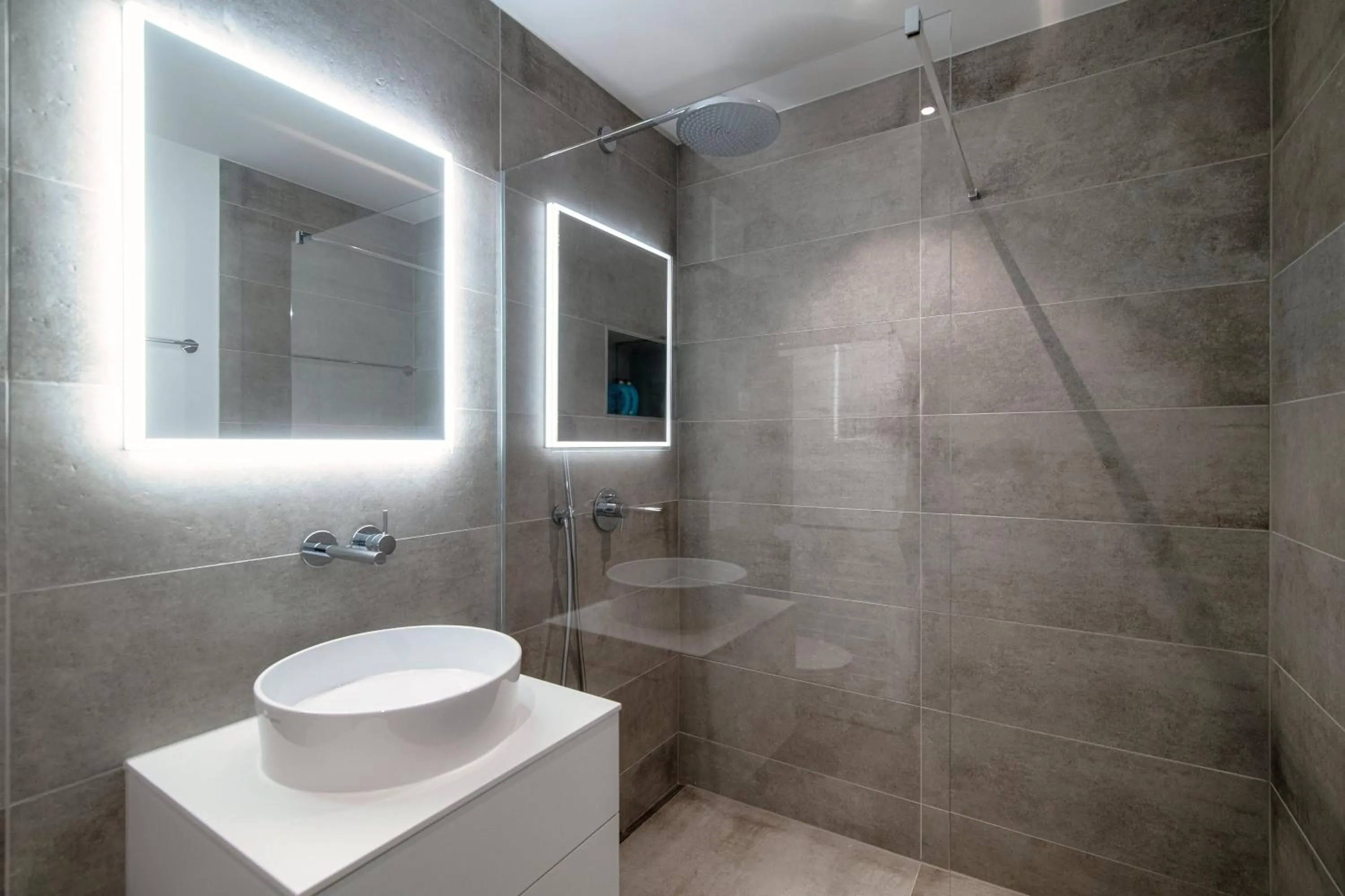 Shower in Casa Leini by Quokka 360 - two-bedroom apartment 3 minutes from Lido di Locarno