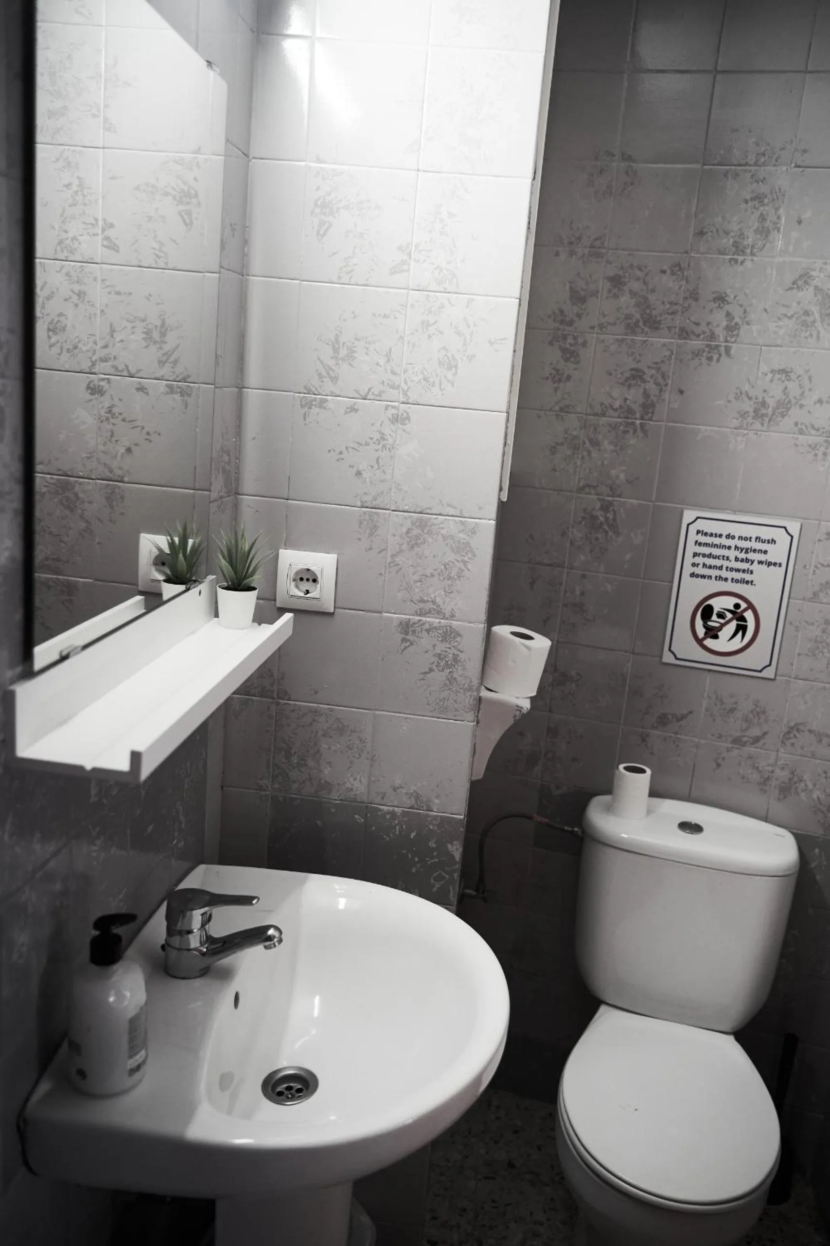 Toilet in LOFT HOSTAL Group