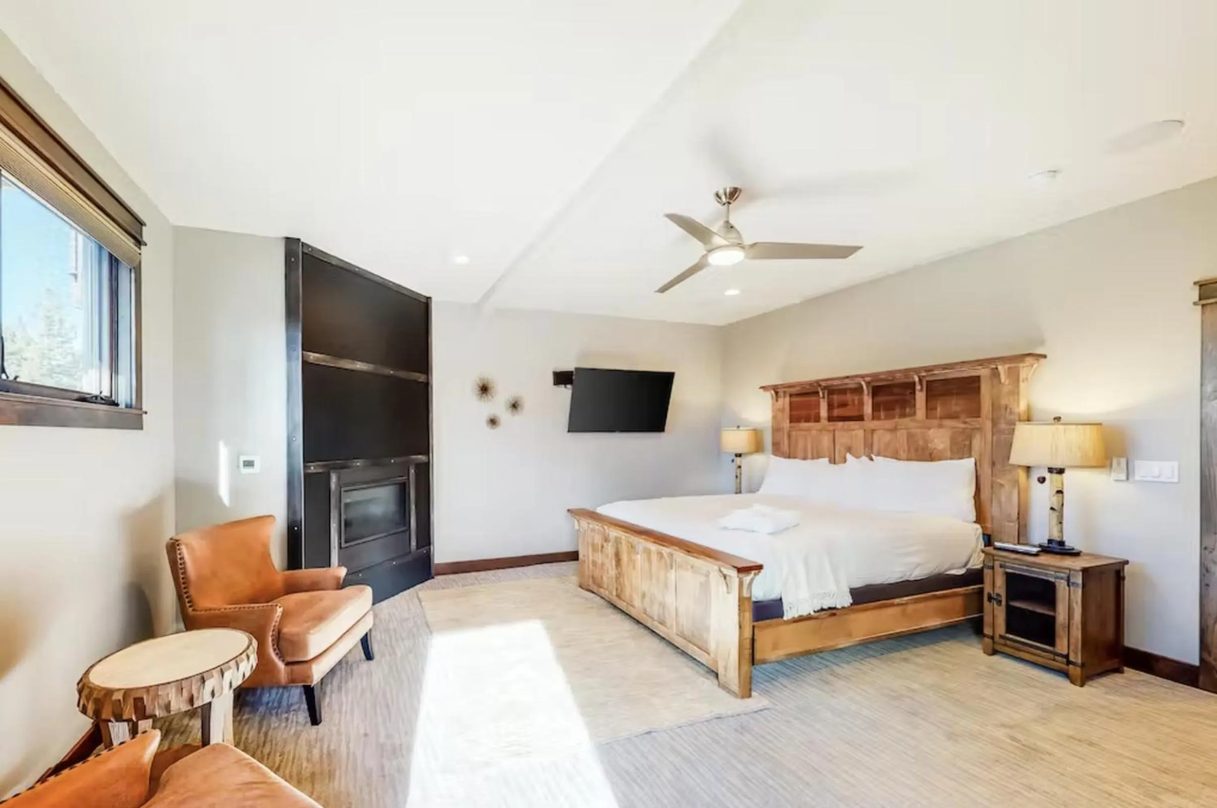 Bed in Gondola Vista Luxury Villas by Ski Heavenly & Beaches