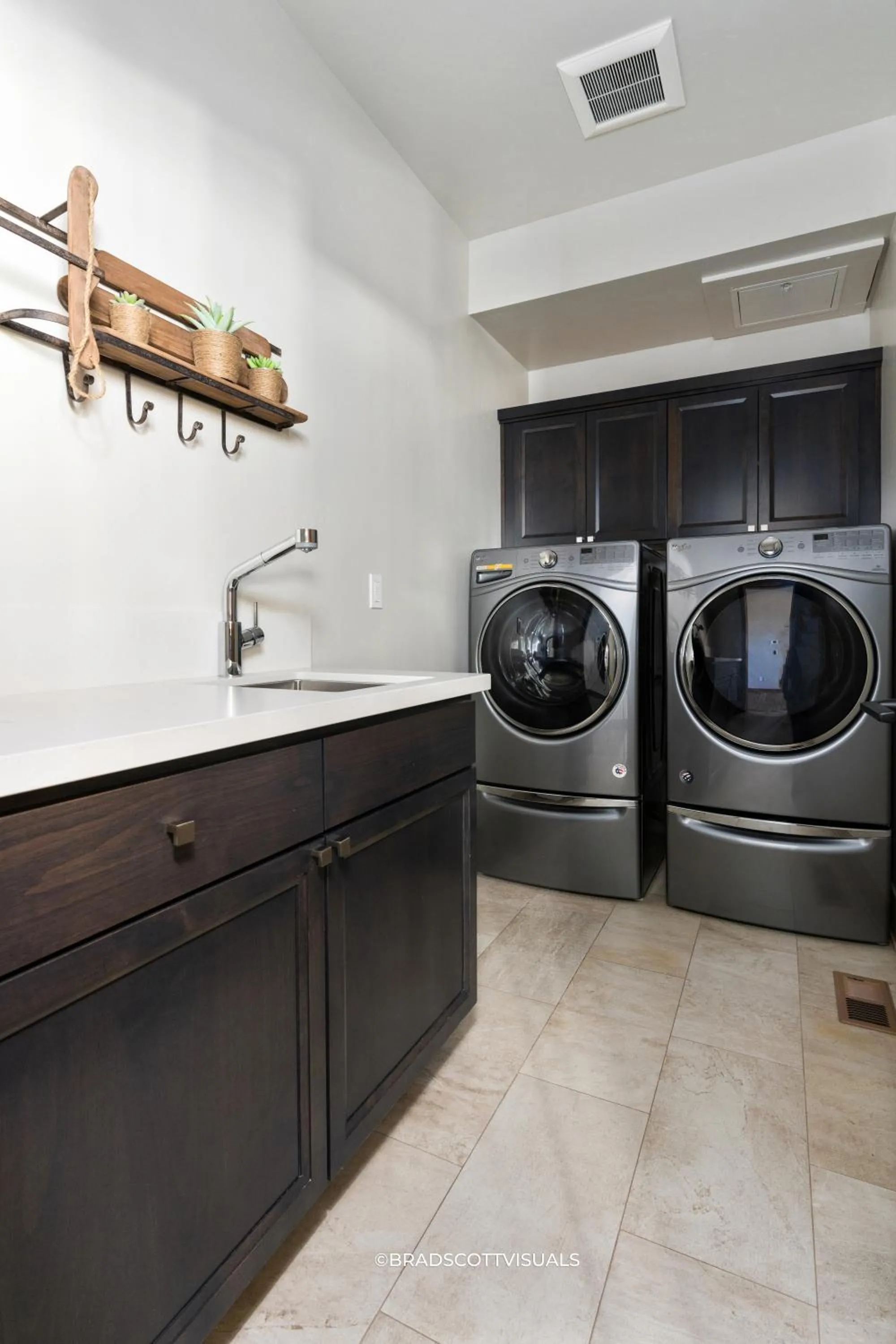 washing machine in Gondola Vista Luxury Villas by Ski Heavenly & Beaches