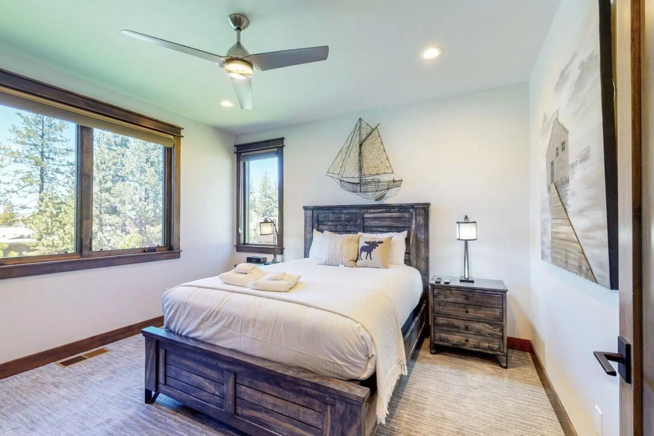 Bed in Gondola Vista Luxury Villas by Ski Heavenly & Beaches