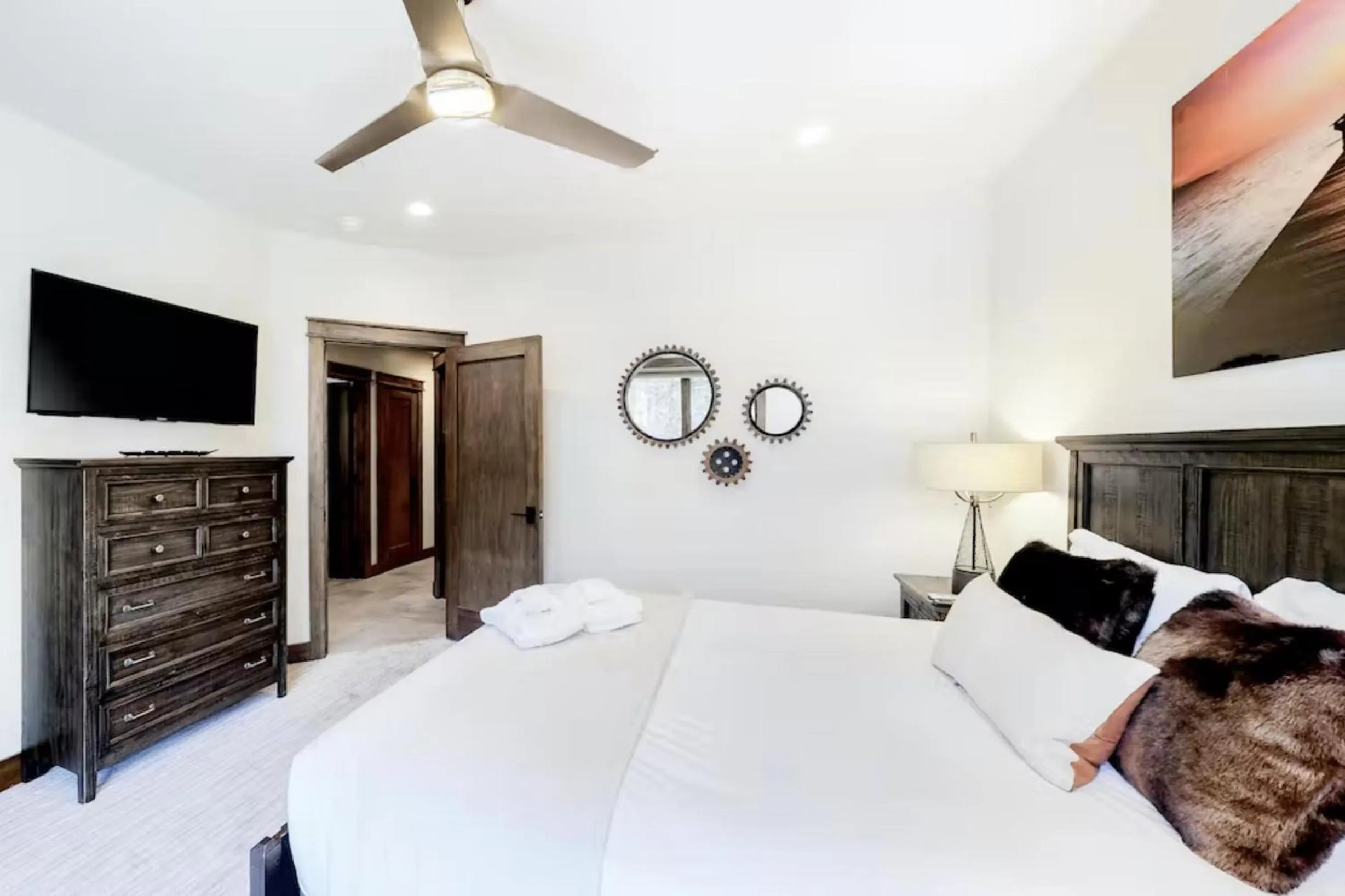 Bed in Gondola Vista Luxury Villas by Ski Heavenly & Beaches