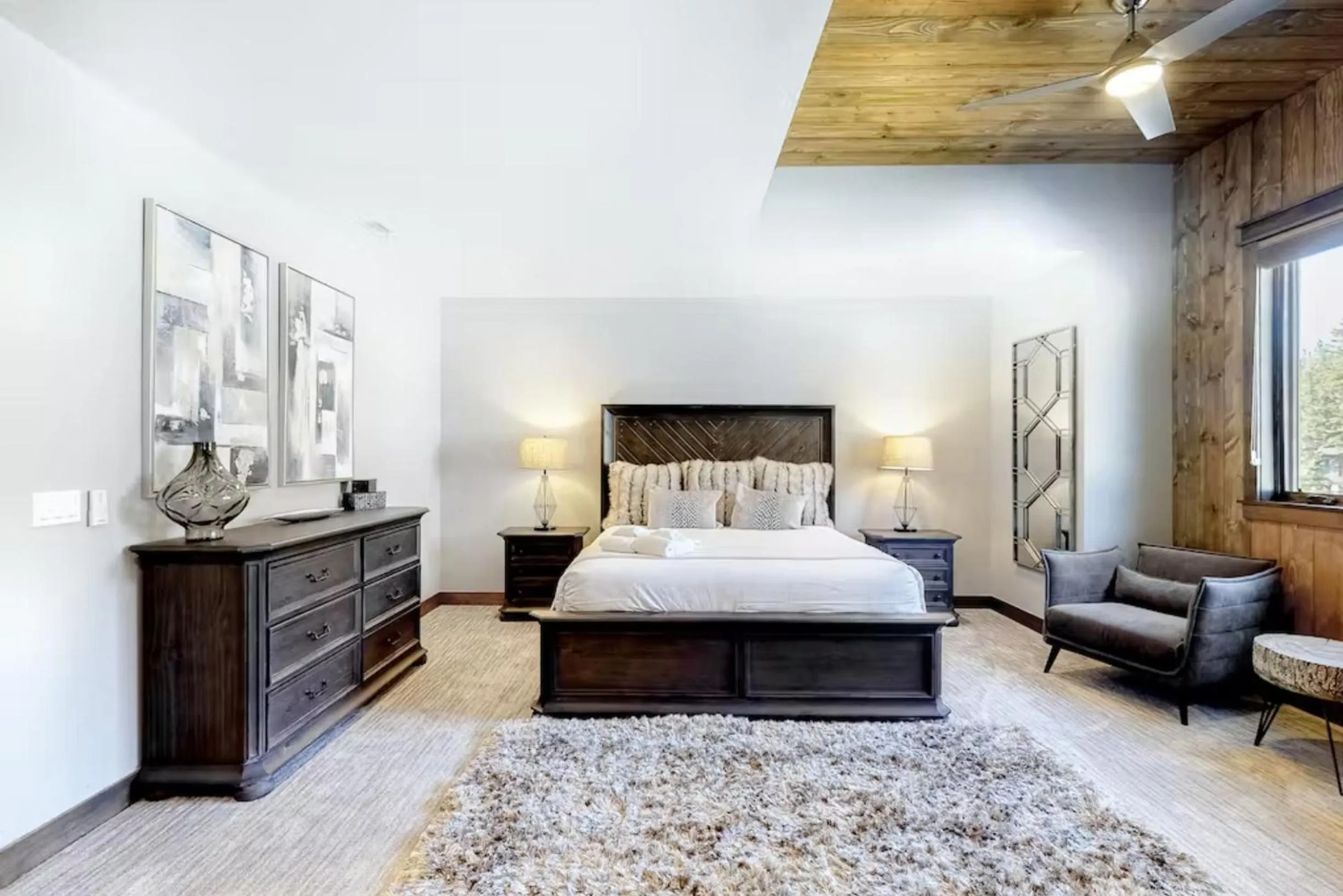 Bed in Gondola Vista Luxury Villas by Ski Heavenly & Beaches