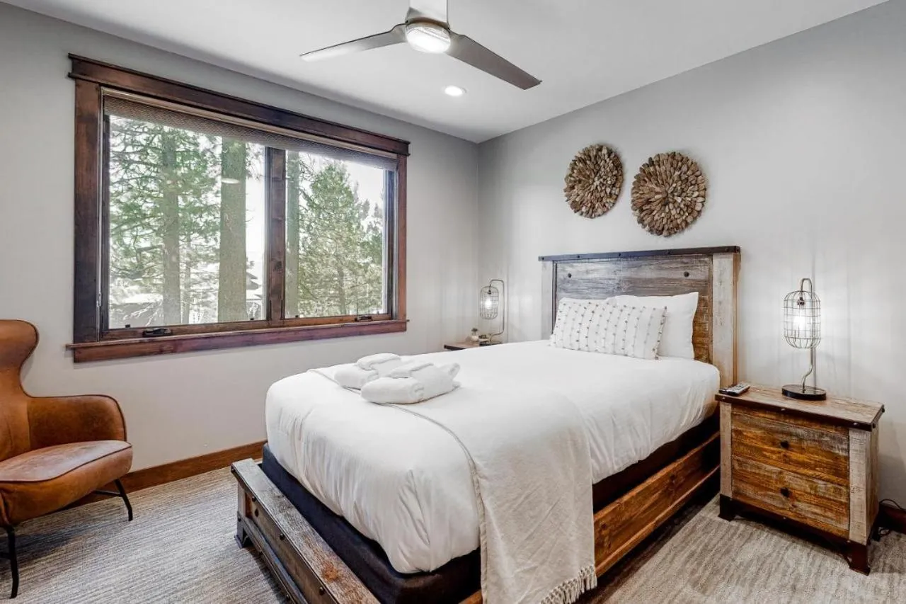 Bed in Gondola Vista Luxury Villas by Ski Heavenly & Beaches