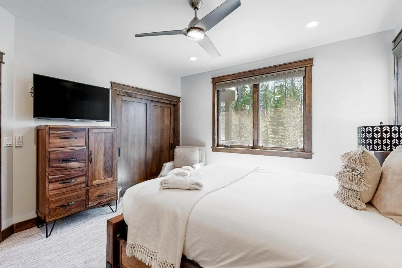 Bed in Gondola Vista Luxury Villas by Ski Heavenly & Beaches