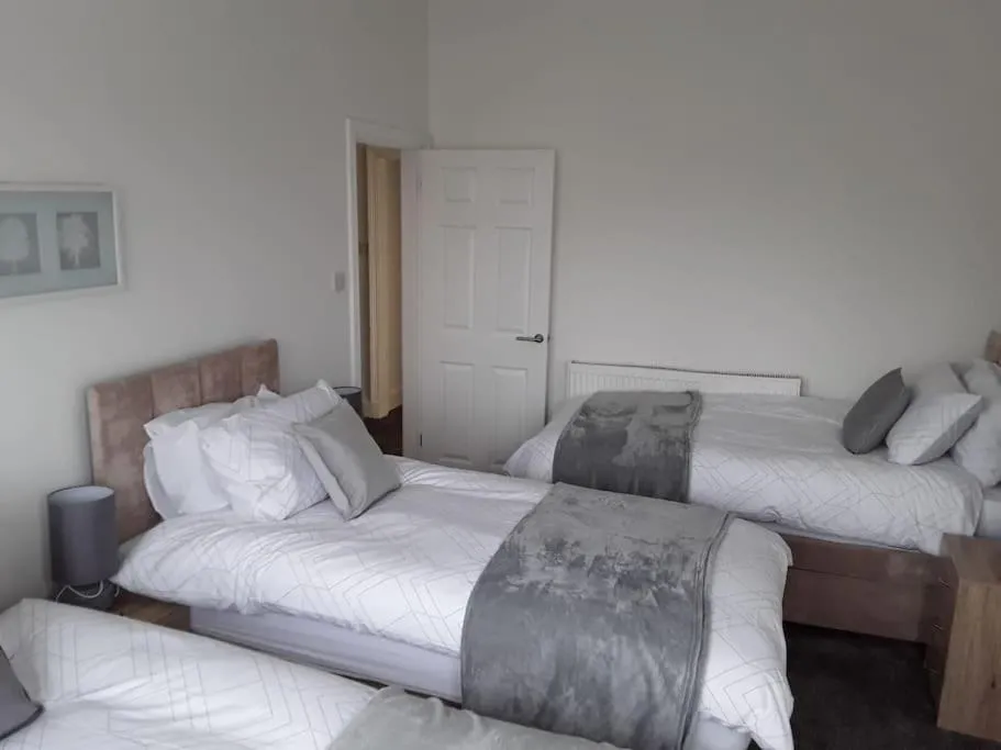 Bed in Spacious Comfortable house close to Etihad+parking