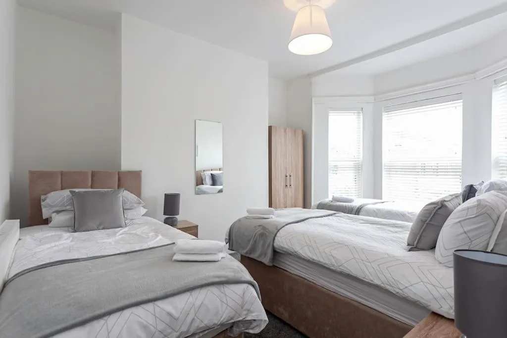 Bed in Spacious Comfortable house close to Etihad+parking