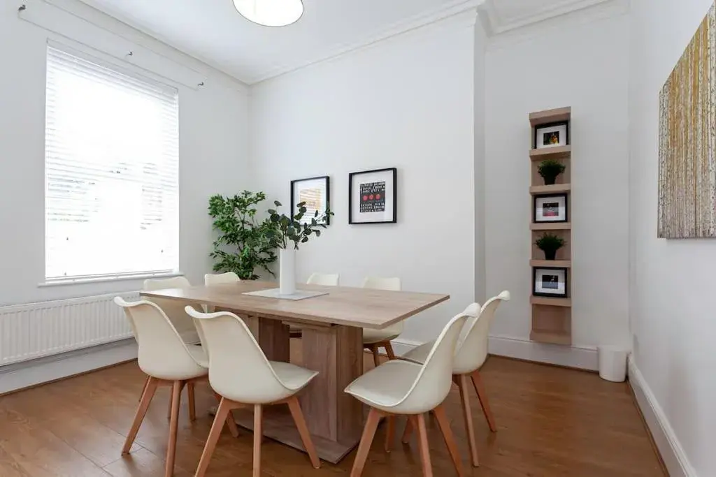 Spacious Comfortable house close to Etihad+parking Spacious Comfortable house close to Etihad+parking