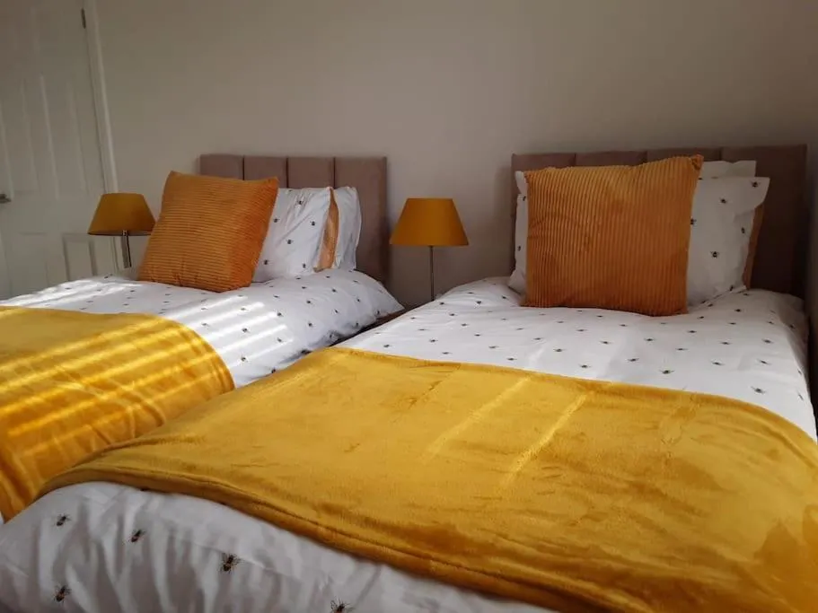 Bed in Spacious Comfortable house close to Etihad+parking