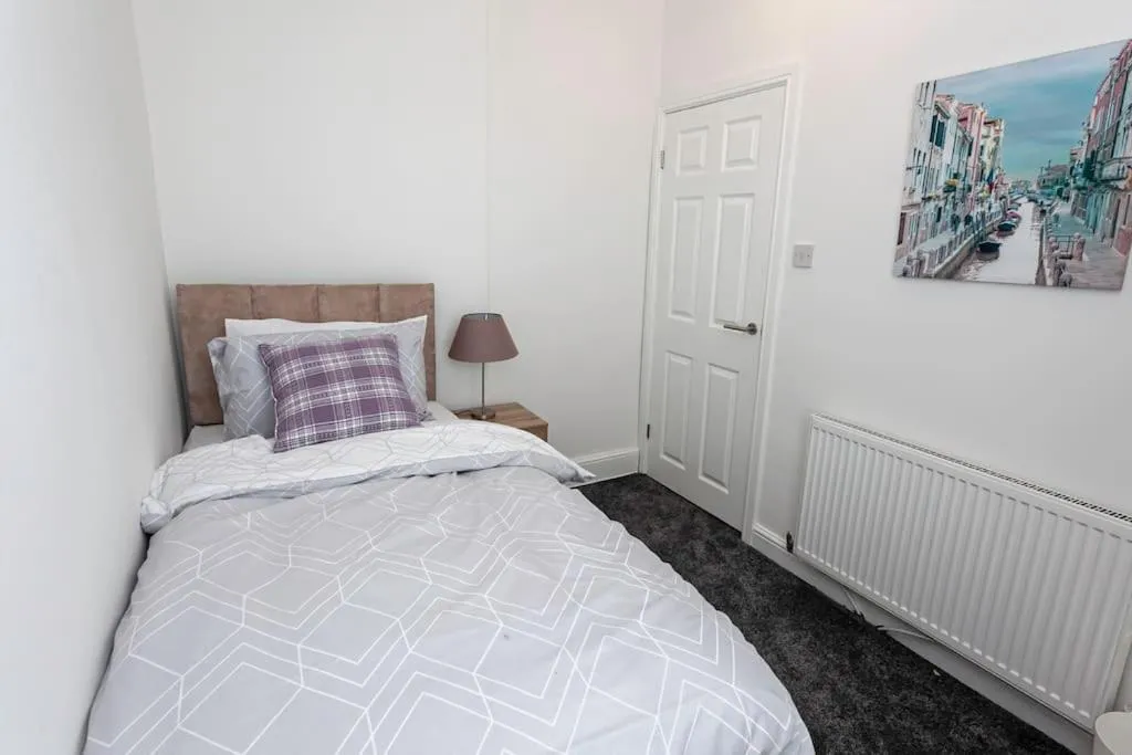 Bed in Spacious Comfortable house close to Etihad+parking
