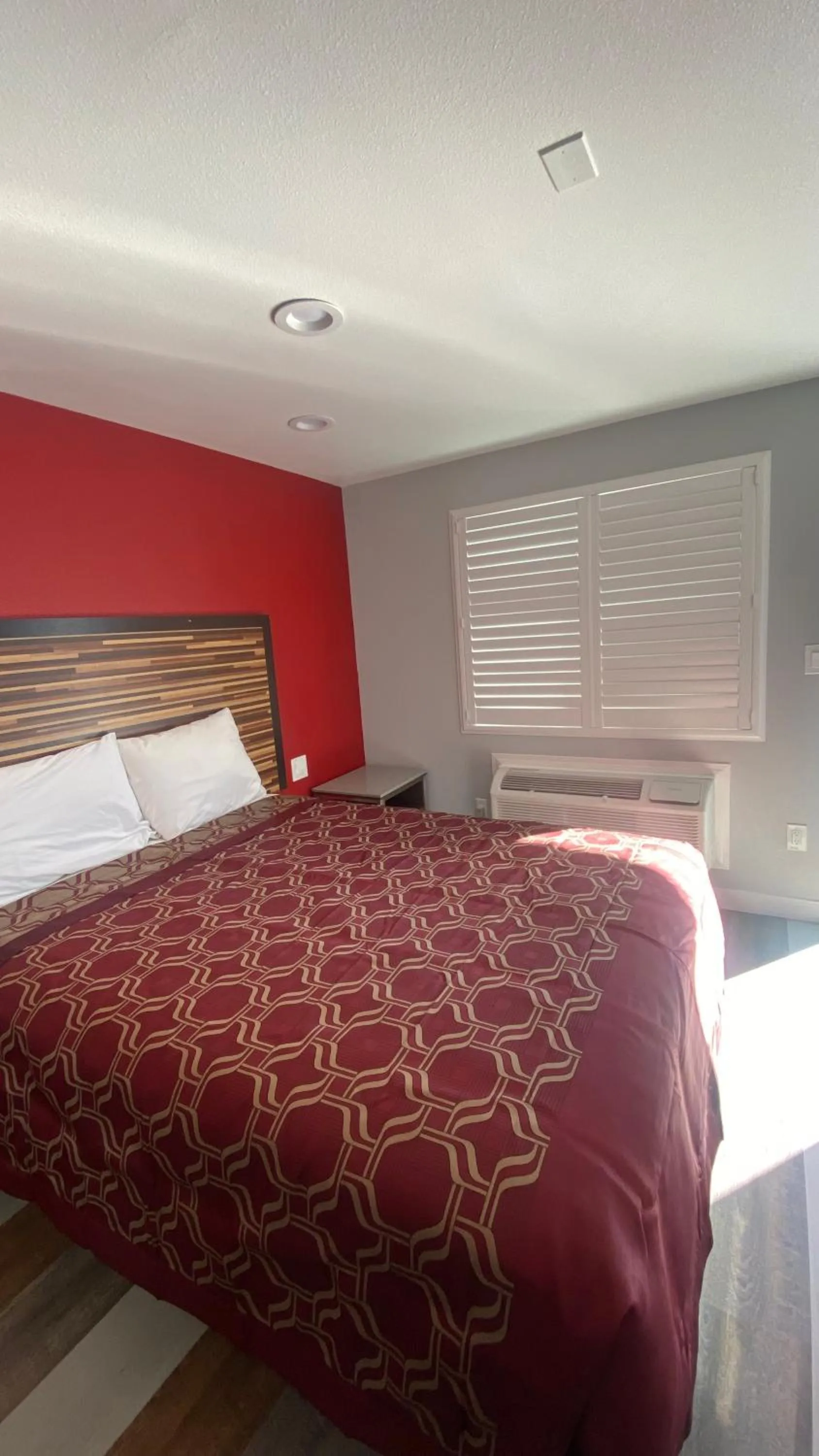 Bed in Plaza Inn Motel - Los Angeles area