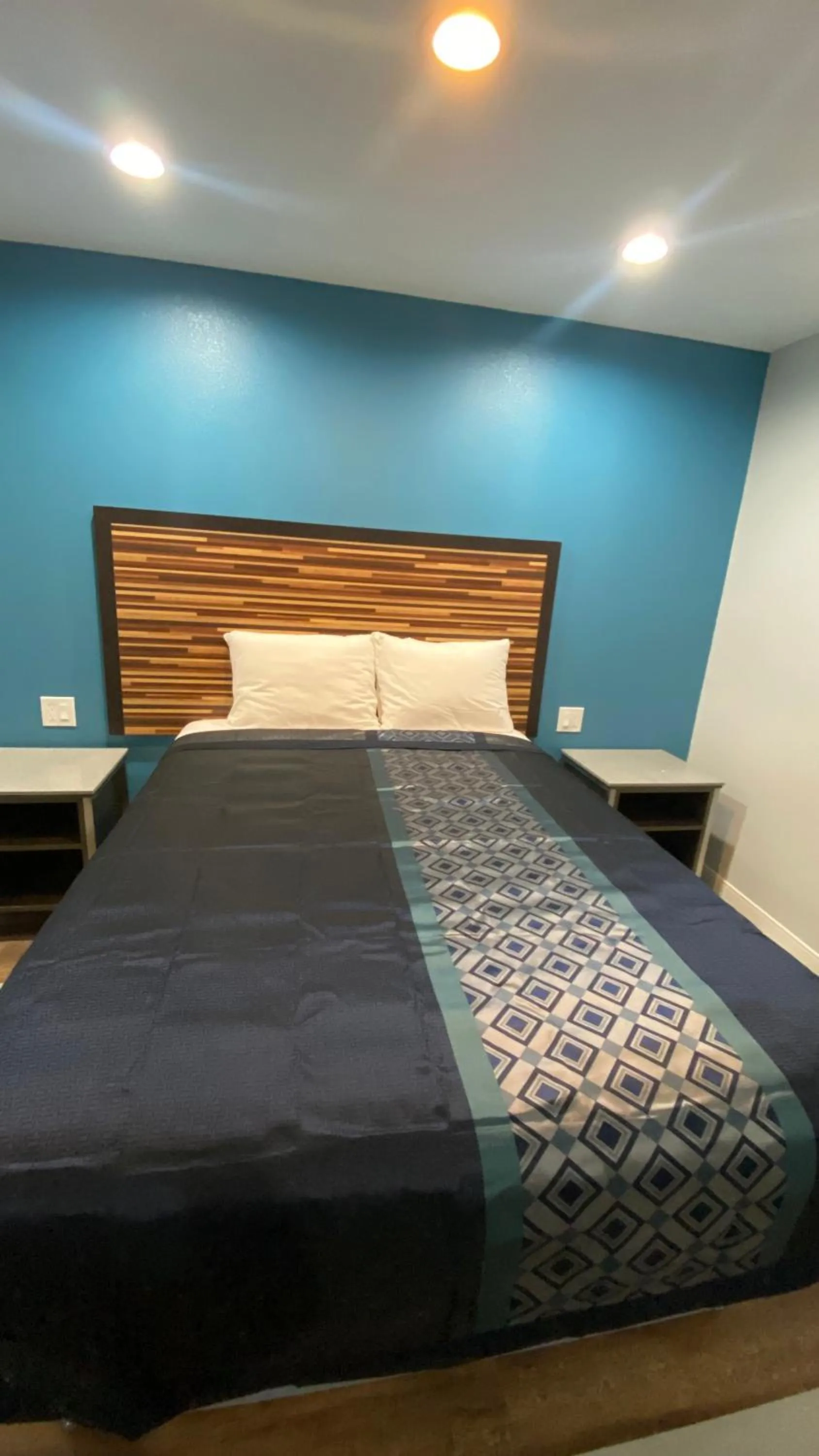 Bed in Plaza Inn Motel - Los Angeles area