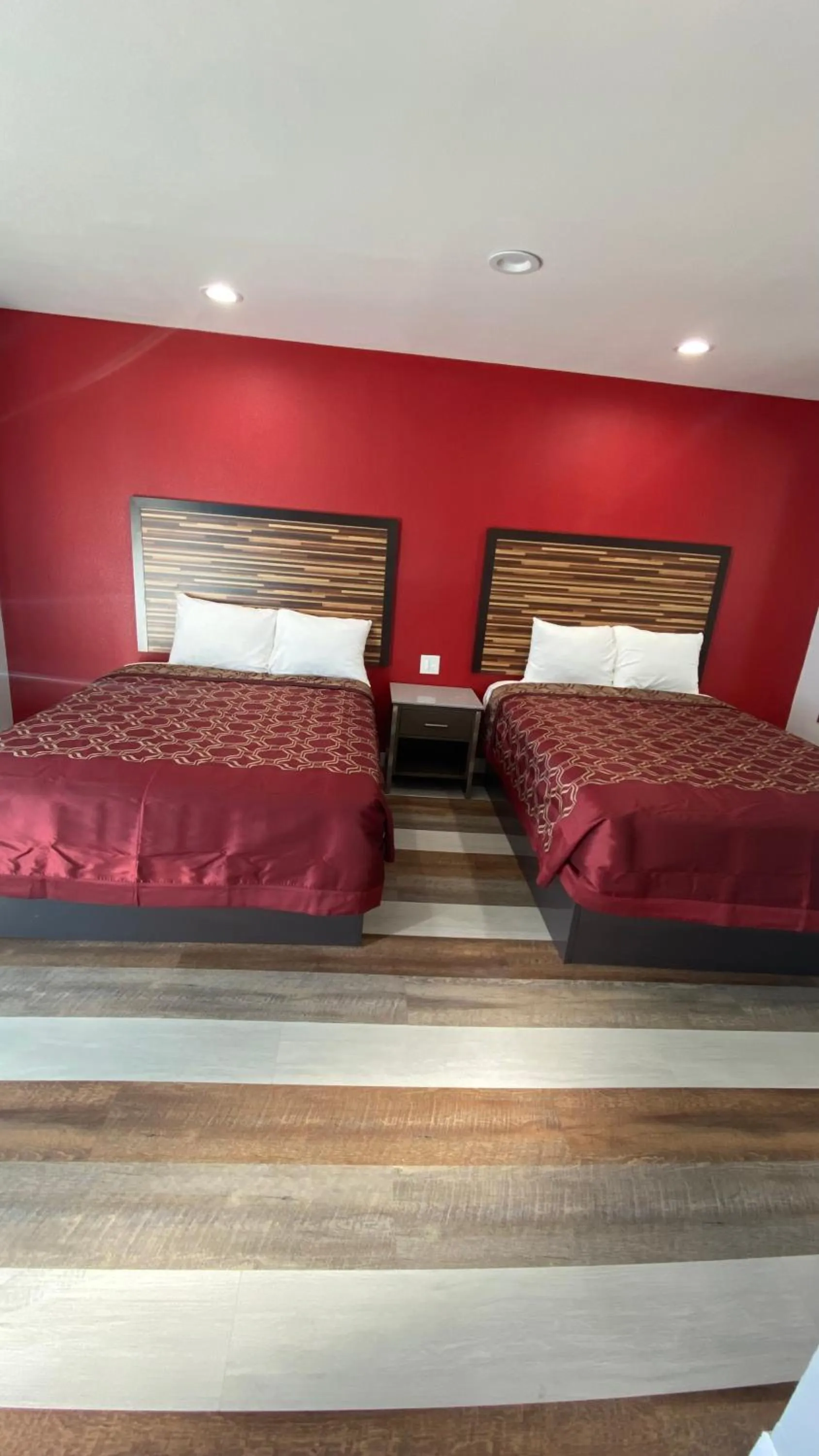 Bed in Plaza Inn Motel - Los Angeles area