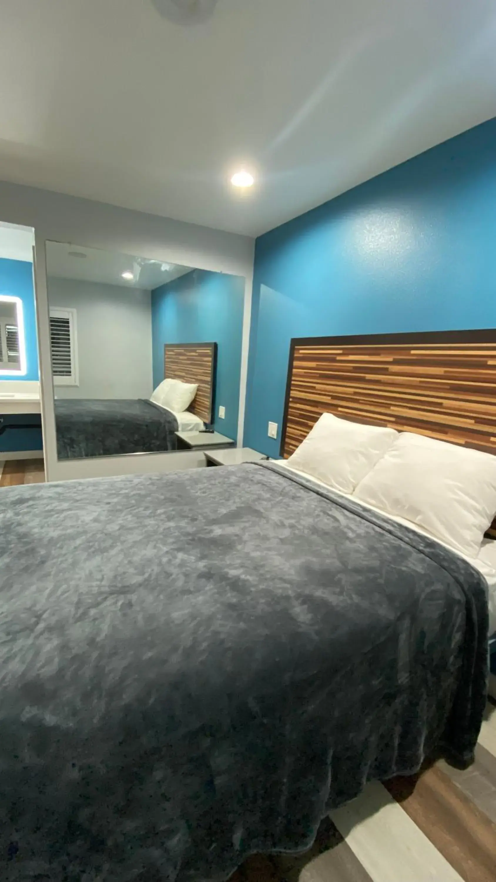 Bed in Plaza Inn Motel - Los Angeles area Bed in Plaza Inn Motel - Los Angeles area