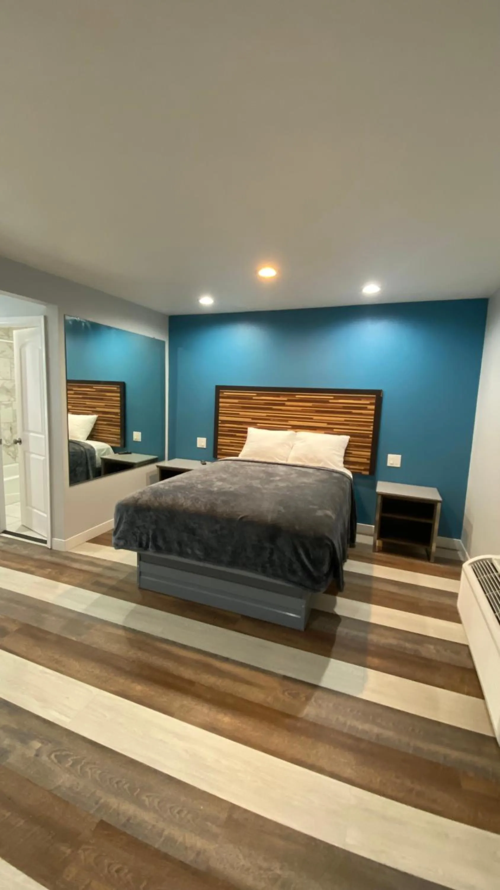 Bed in Plaza Inn Motel - Los Angeles area